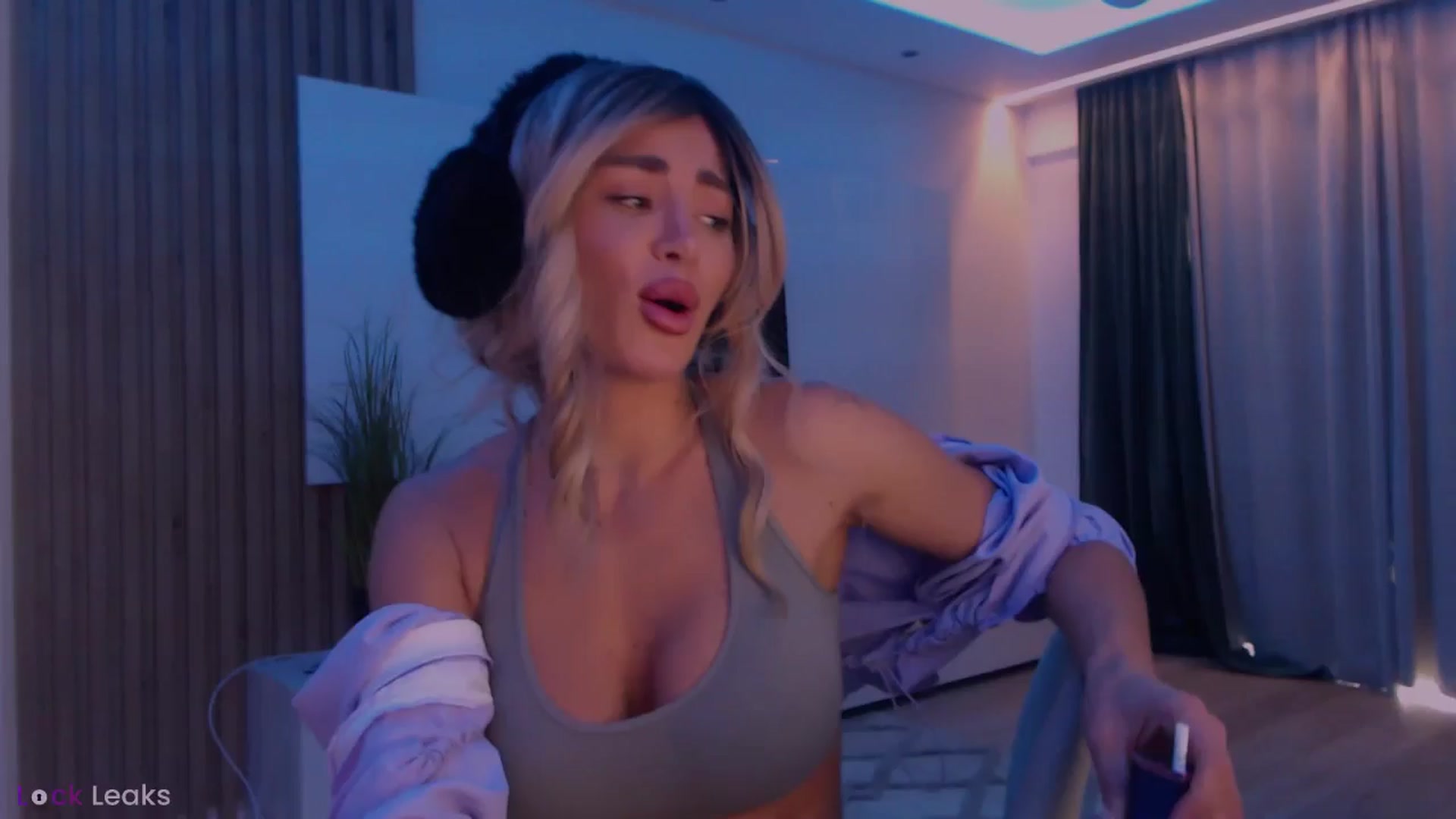 Gallery image thumbnail from Qu33n's myfreecams stream on, 03/30/2026, 11:02 image 18 of 20
