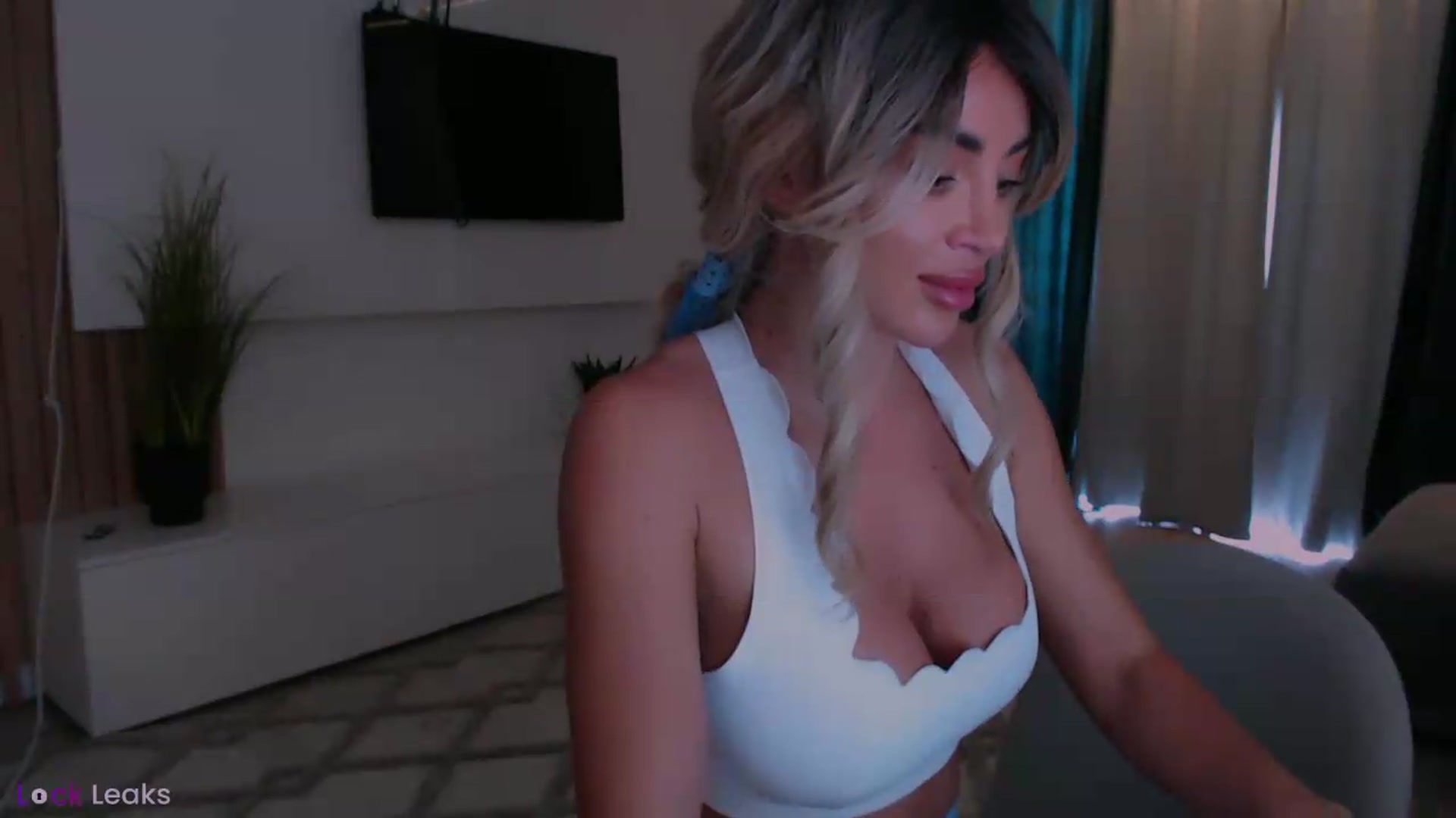Gallery image thumbnail from Qu33n's myfreecams stream on, 05/12/2026, 08:46 image 8 of 20