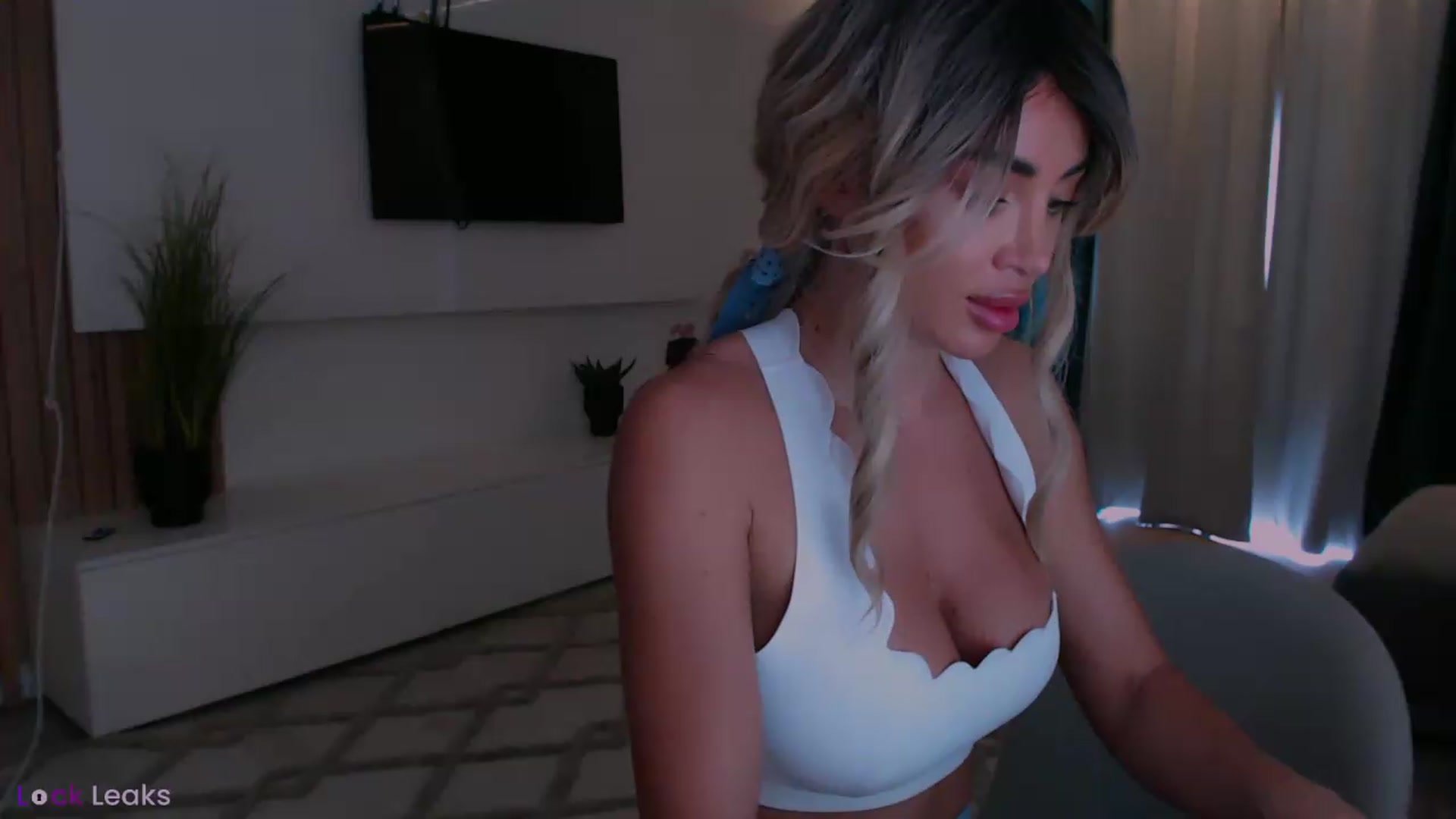 Gallery image thumbnail from Qu33n's myfreecams stream on, 05/12/2026, 08:46 image 9 of 20