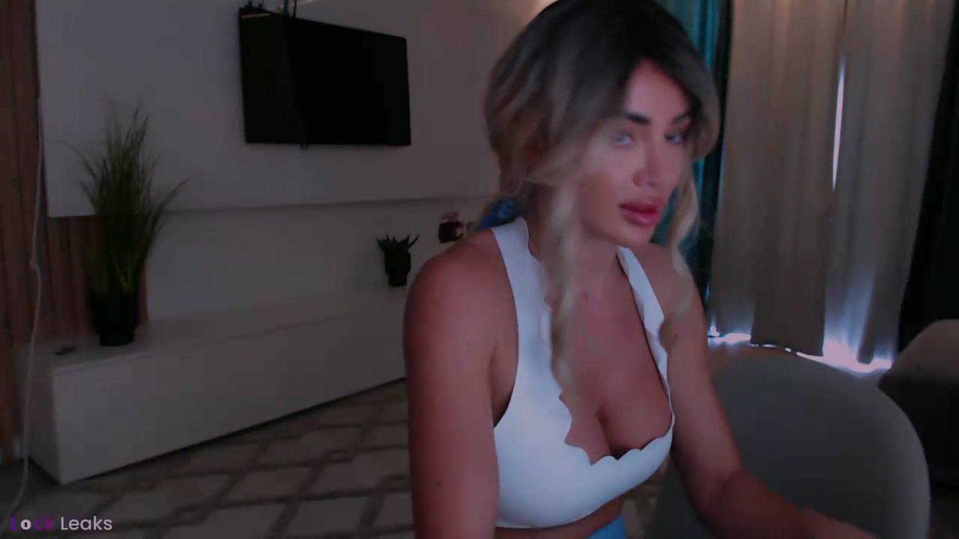Gallery image thumbnail from Qu33n's myfreecams stream on, 05/12/2026, 08:46 image 7 of 20
