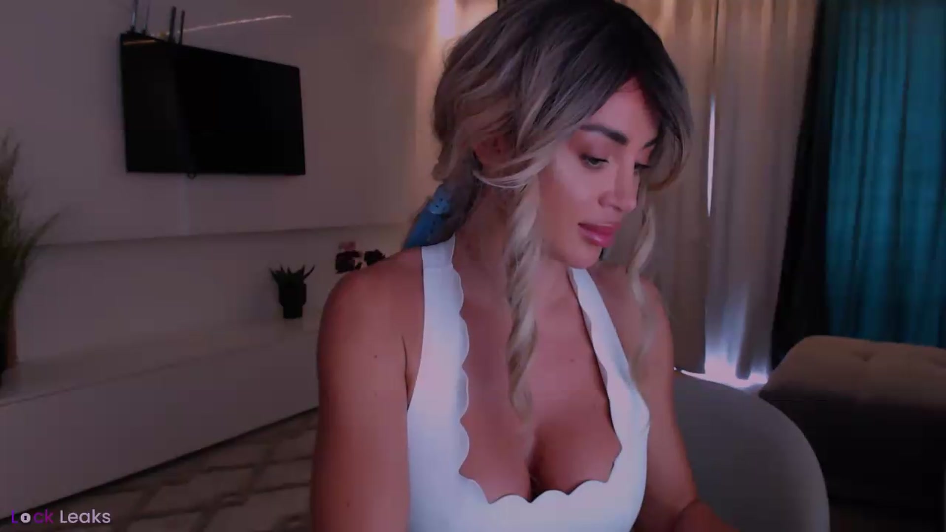 Gallery image thumbnail from Qu33n's myfreecams stream on, 05/12/2026, 08:46 image 18 of 20