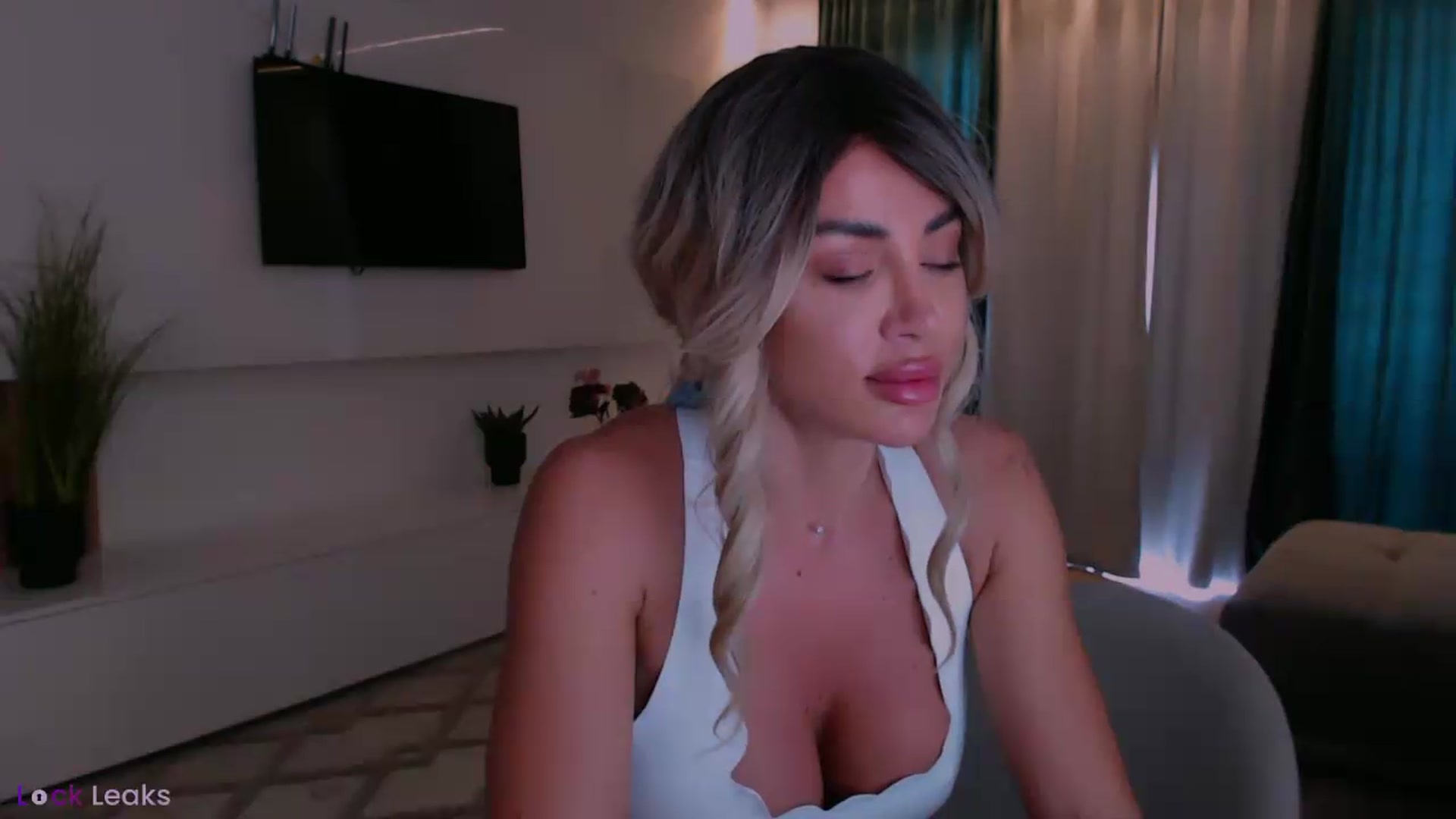 Gallery image thumbnail from Qu33n's myfreecams stream on, 05/12/2026, 08:46 image 14 of 20