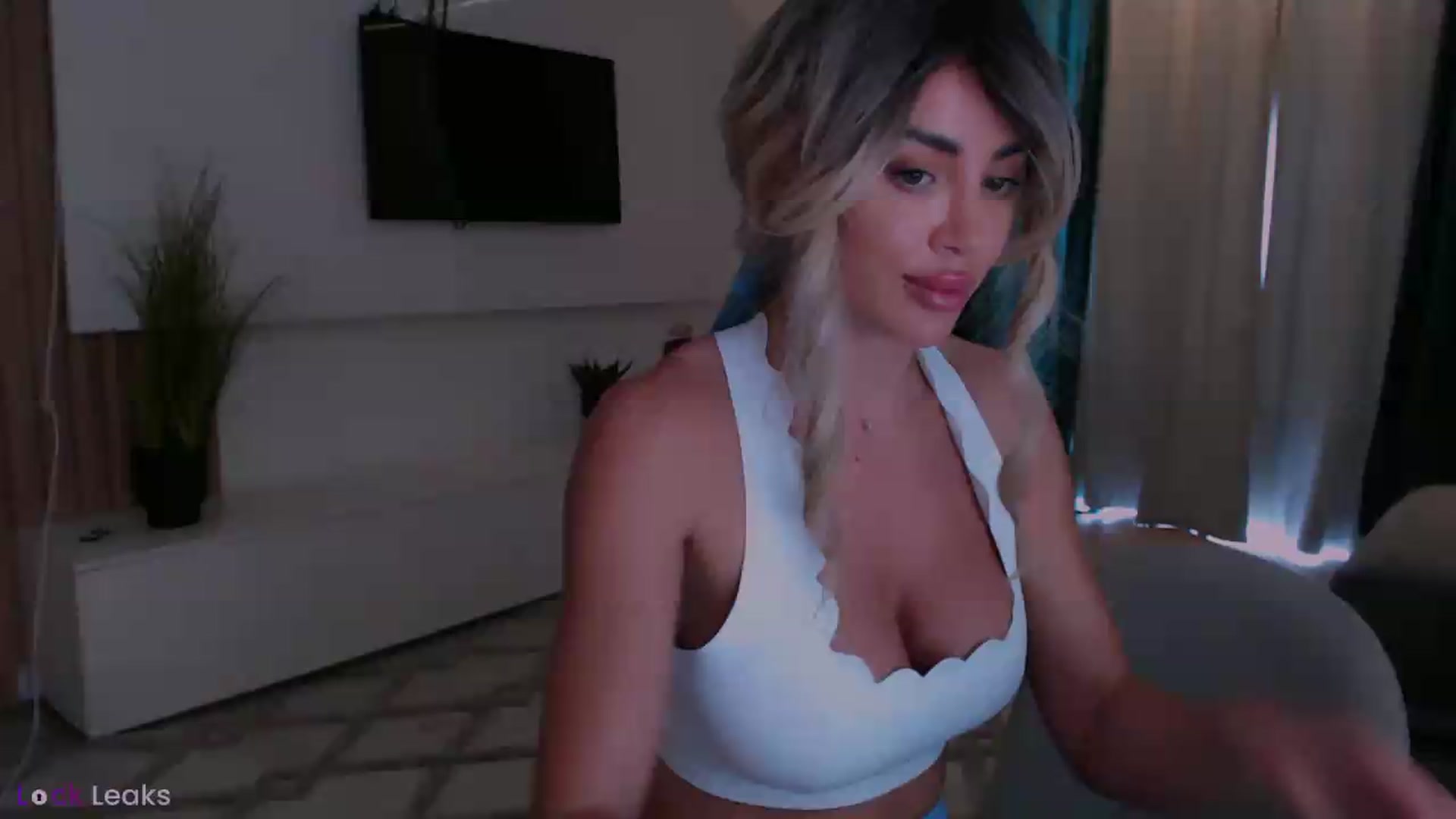 Gallery image thumbnail from Qu33n's myfreecams stream on, 05/12/2026, 08:46 image 1 of 20