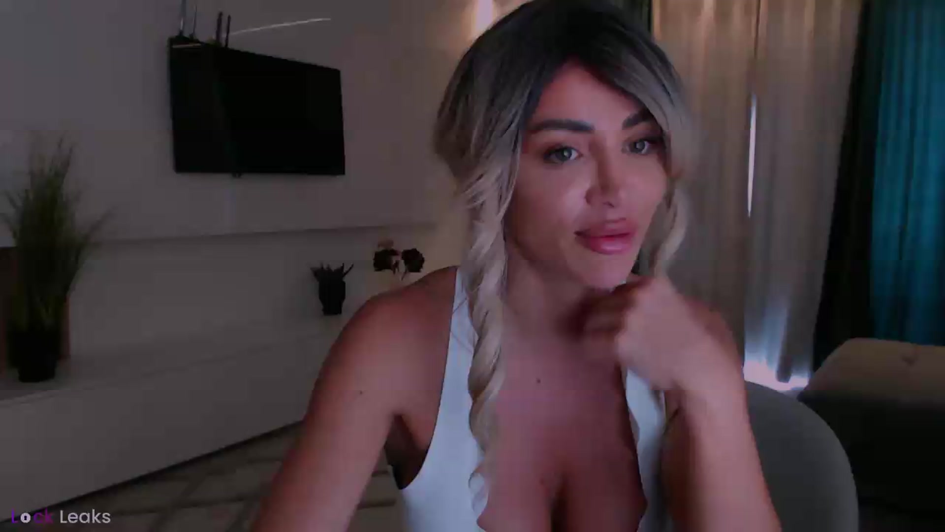 Gallery image thumbnail from Qu33n's myfreecams stream on, 05/12/2026, 08:46 image 17 of 20