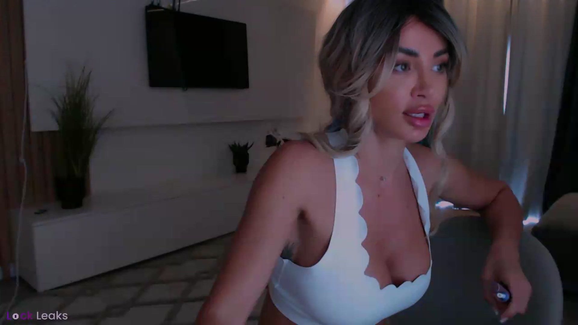 Gallery image thumbnail from Qu33n's myfreecams stream on, 05/12/2026, 08:46 image 12 of 20