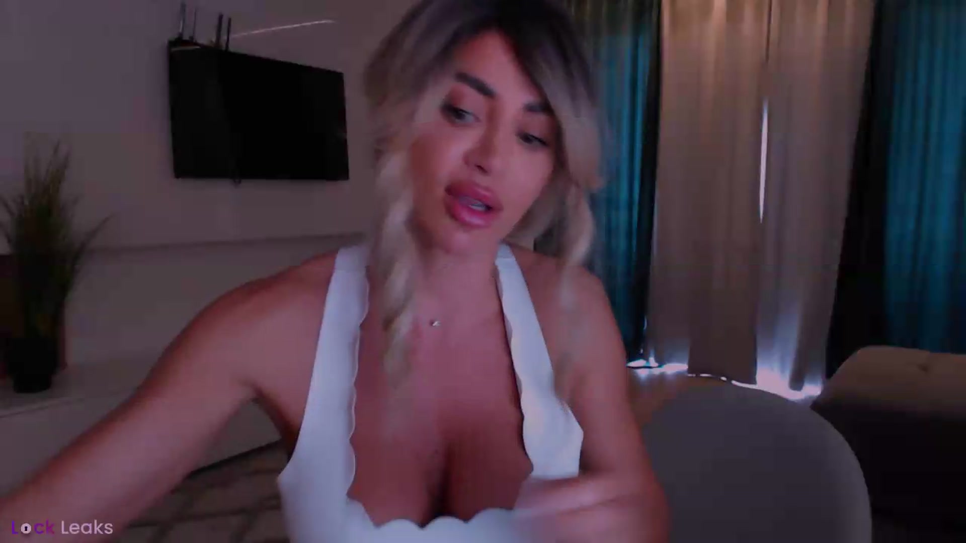 Gallery image thumbnail from Qu33n's myfreecams stream on, 05/12/2026, 08:46 image 15 of 20
