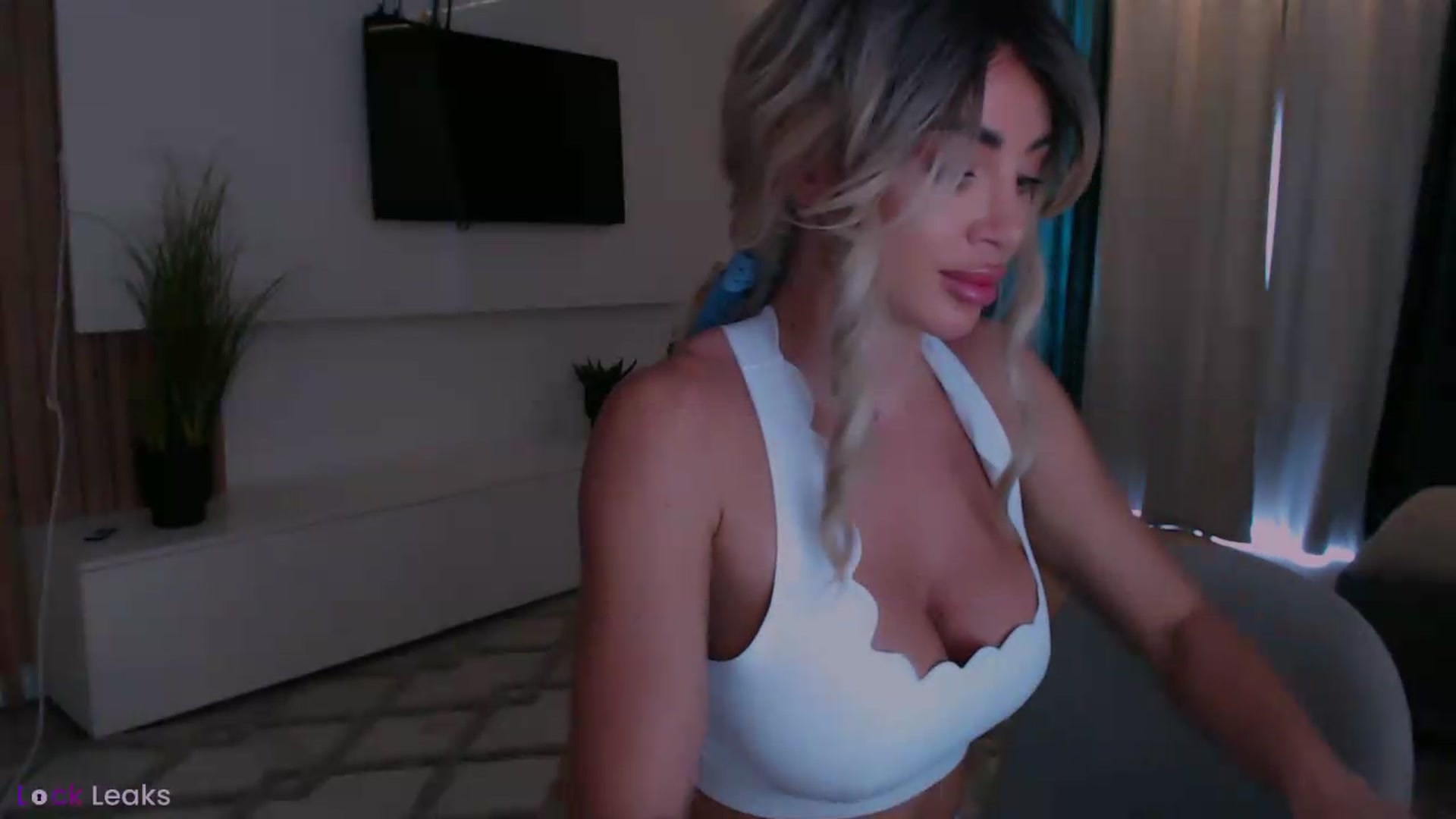 Gallery image thumbnail from Qu33n's myfreecams stream on, 05/12/2026, 08:46 image 11 of 20