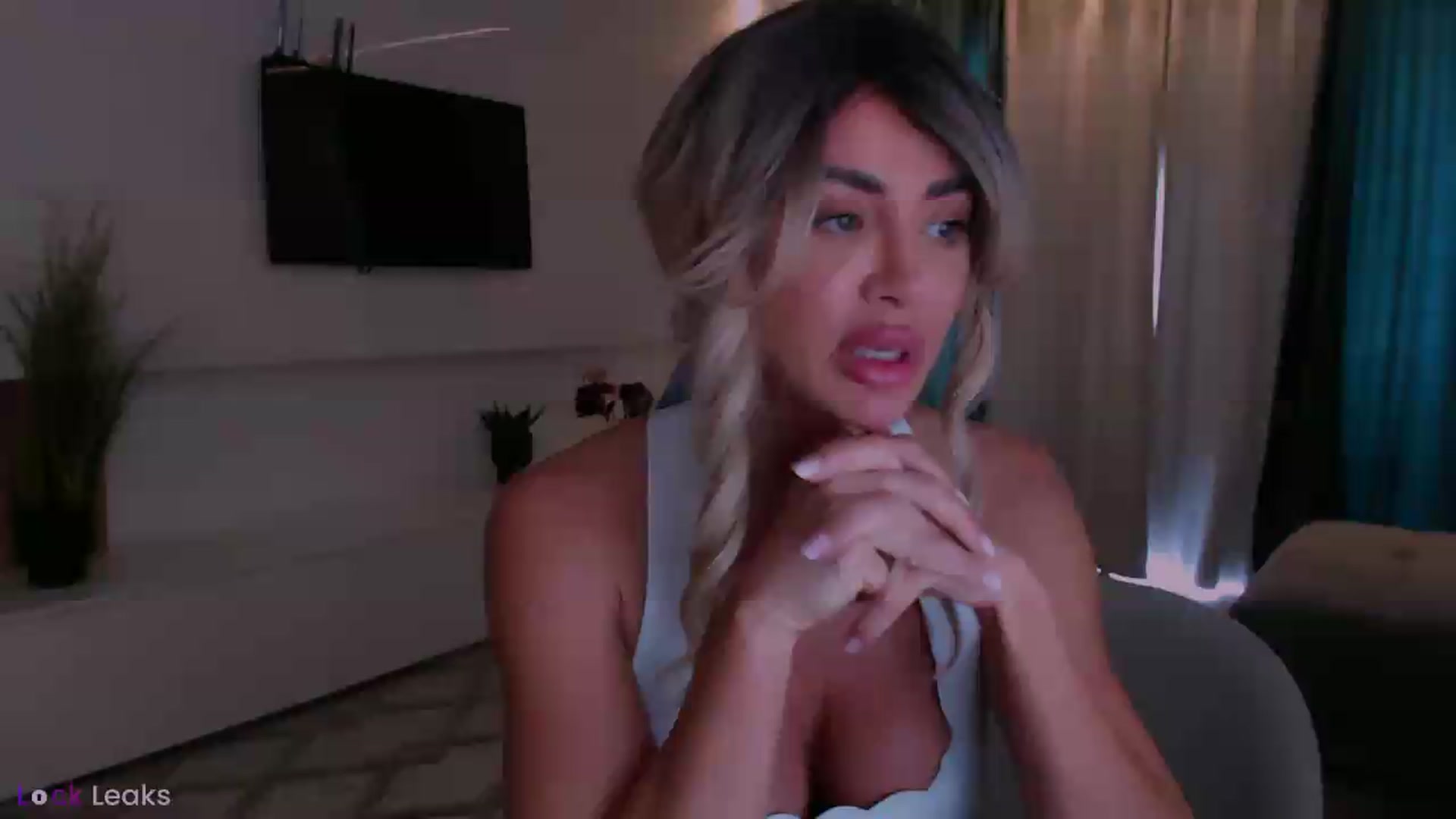 Gallery image thumbnail from Qu33n's myfreecams stream on, 05/12/2026, 08:46 image 16 of 20