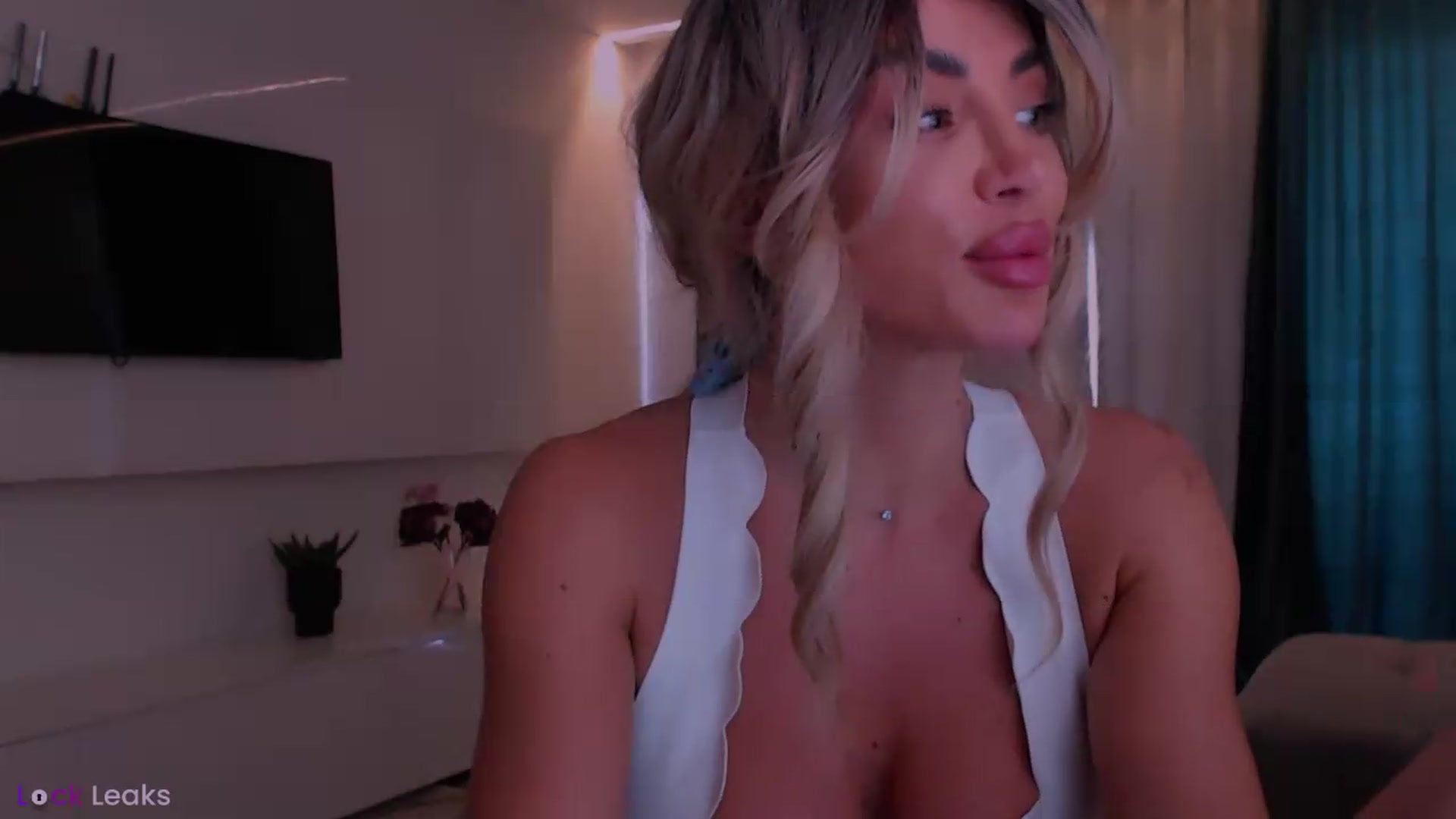 Gallery image thumbnail from Qu33n's myfreecams stream on, 05/12/2026, 10:21 image 13 of 20
