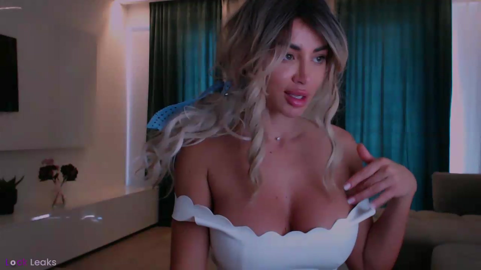 Gallery image thumbnail from Qu33n's myfreecams stream on, 05/12/2026, 11:07 image 7 of 20