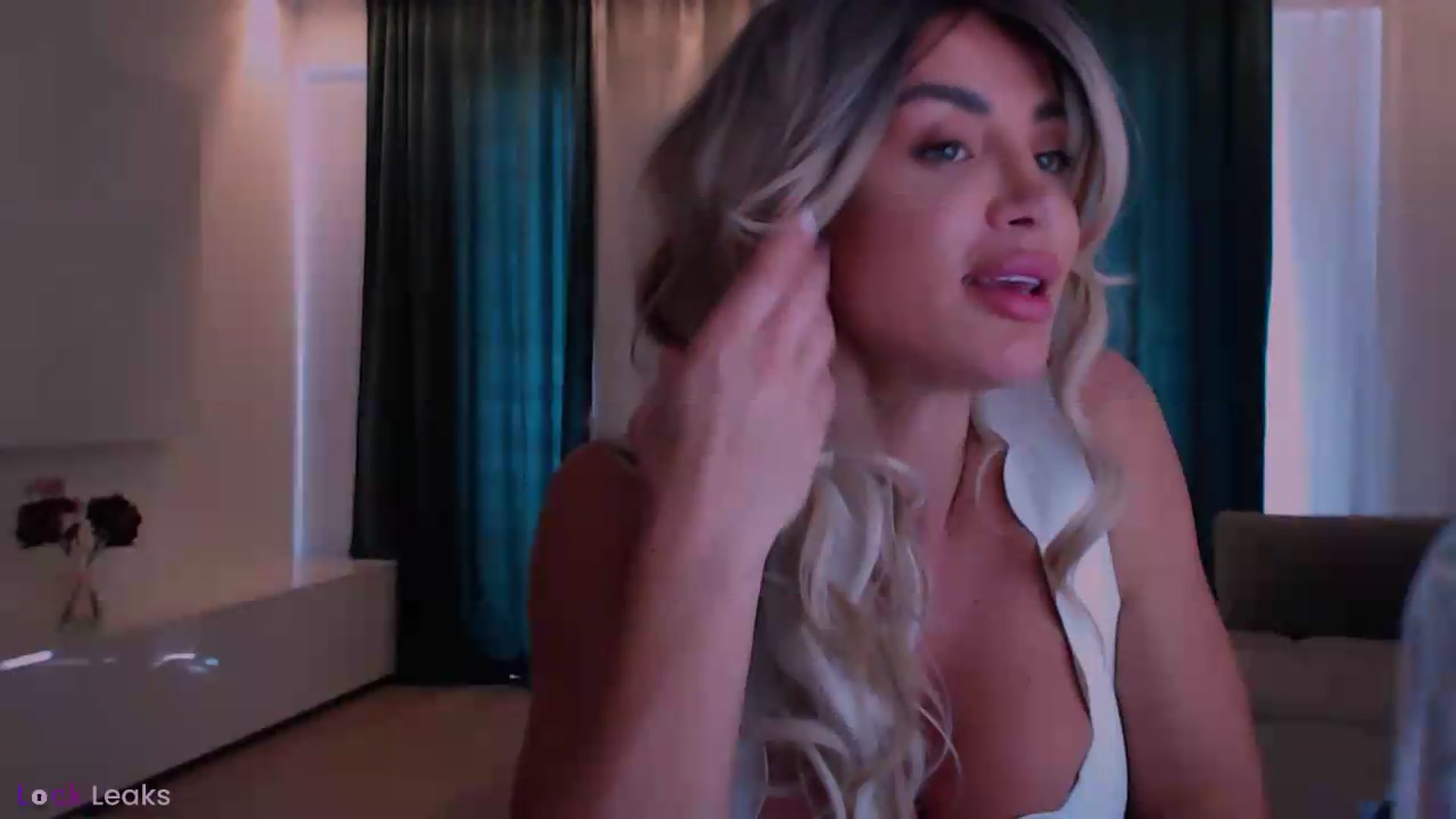 Gallery image thumbnail from Qu33n's myfreecams stream on, 05/12/2026, 11:07 image 10 of 20