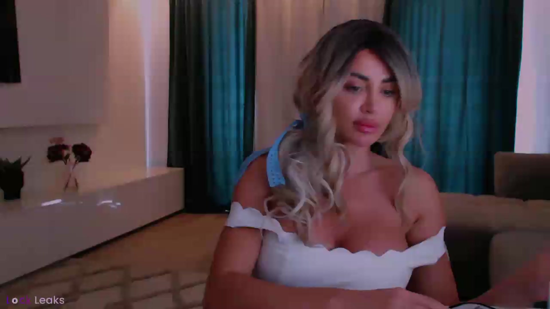 Gallery image thumbnail from Qu33n's myfreecams stream on, 05/12/2026, 11:07 image 1 of 20