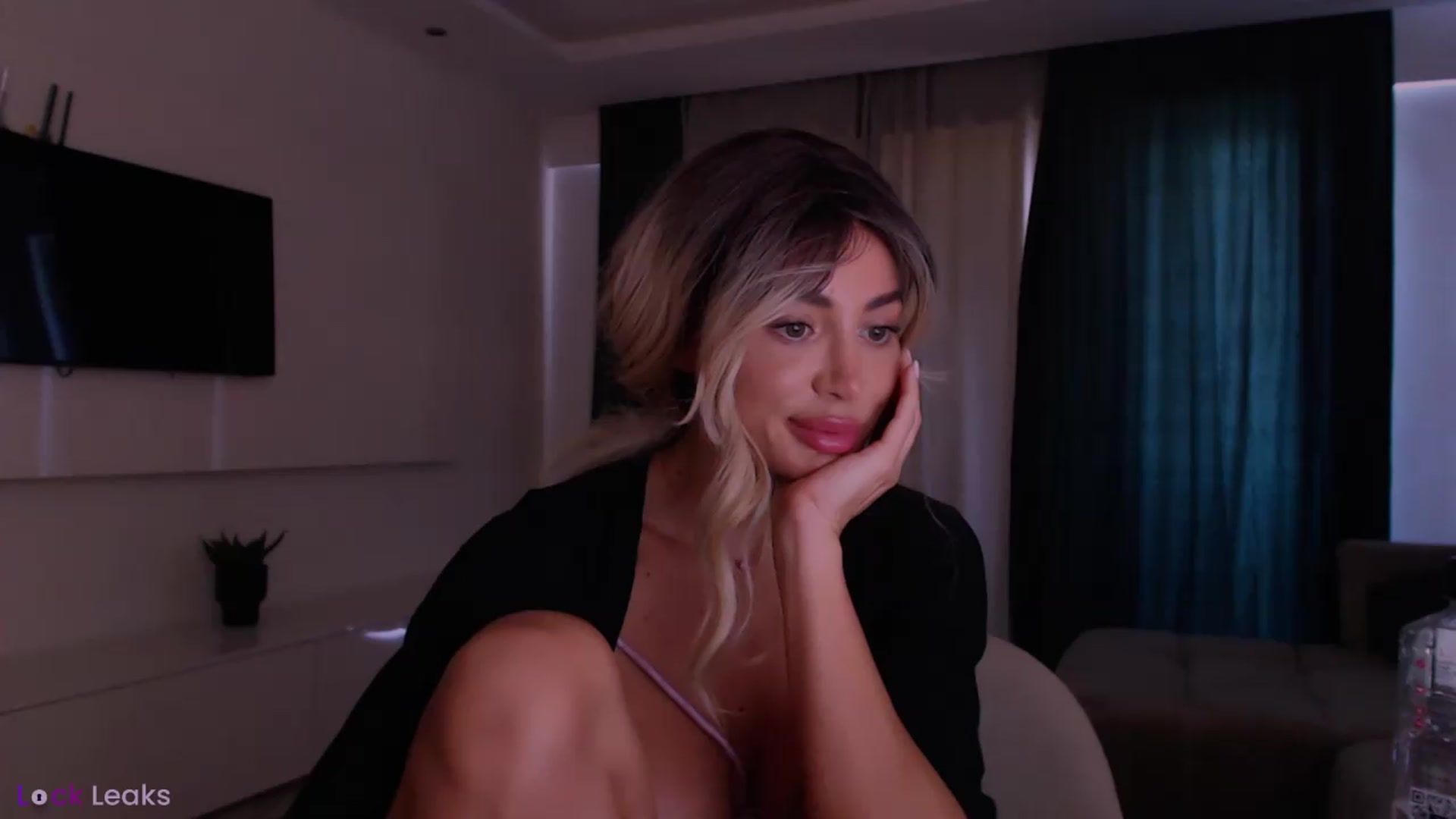 Gallery image thumbnail from Qu33n's myfreecams stream on, 05/16/2026, 10:50 image 5 of 20