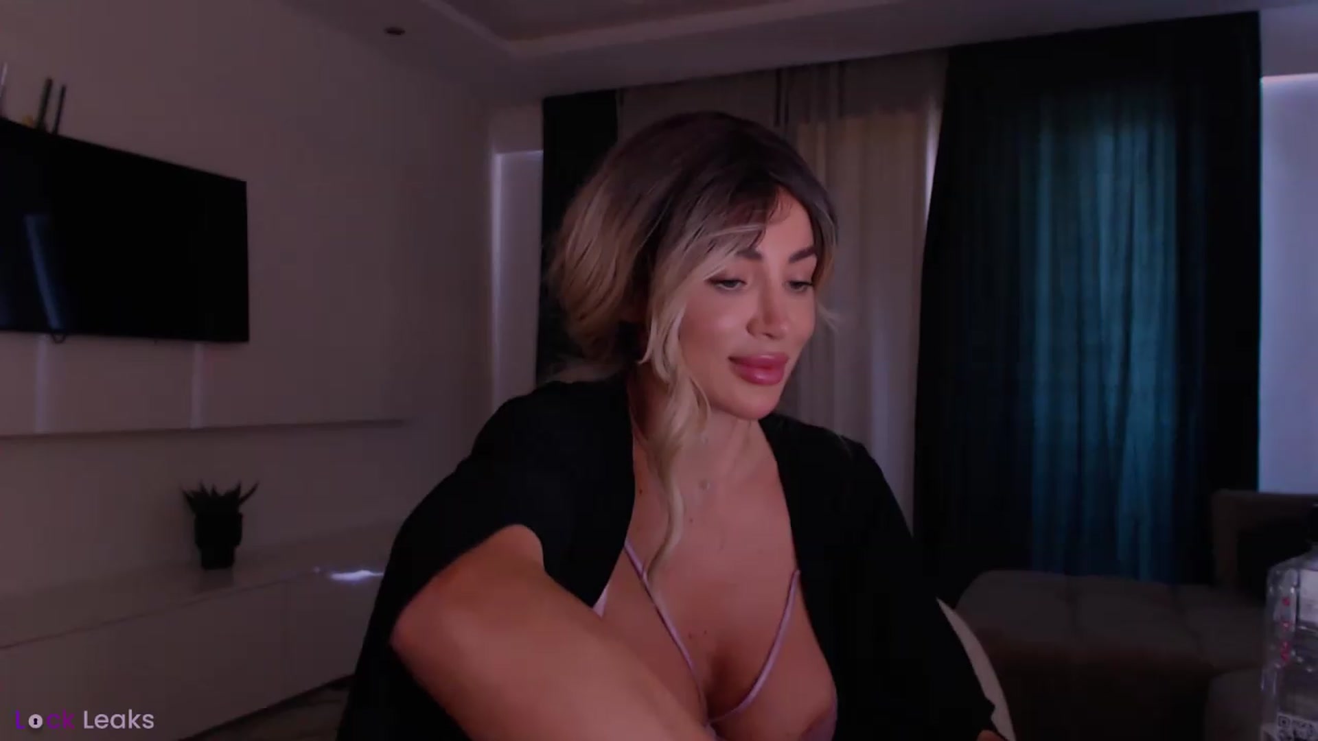 Gallery image thumbnail from Qu33n's myfreecams stream on, 05/16/2026, 10:50 image 6 of 20
