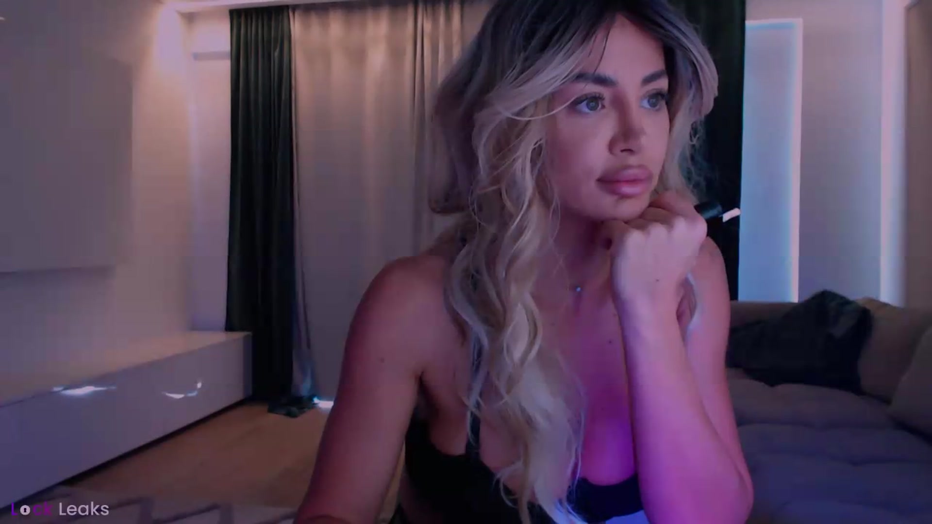 Gallery image thumbnail from Qu33n's myfreecams stream on, 05/21/2026, 06:57 image 5 of 20