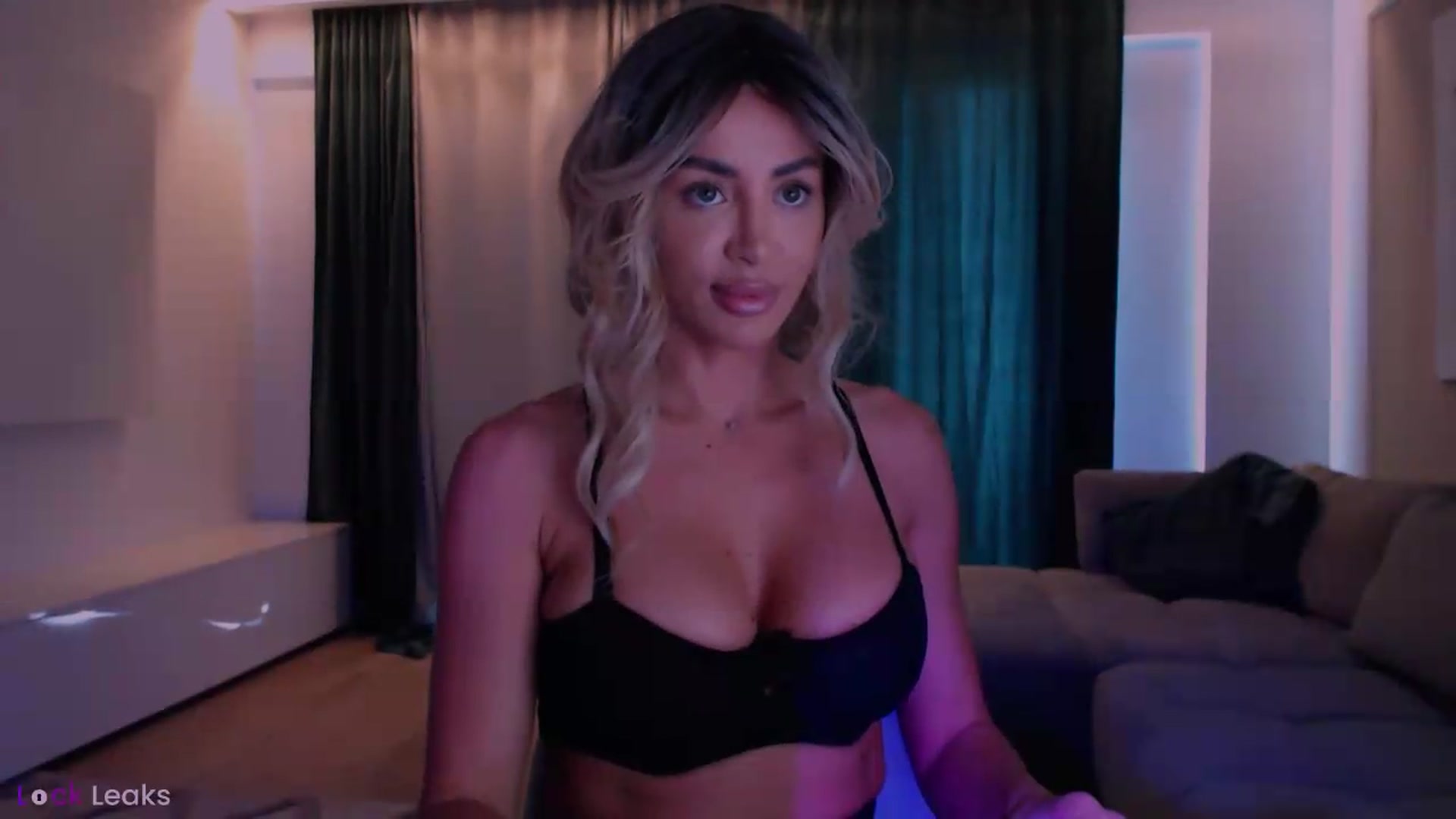 Gallery image thumbnail from Qu33n's myfreecams stream on, 05/21/2026, 06:57 image 16 of 20