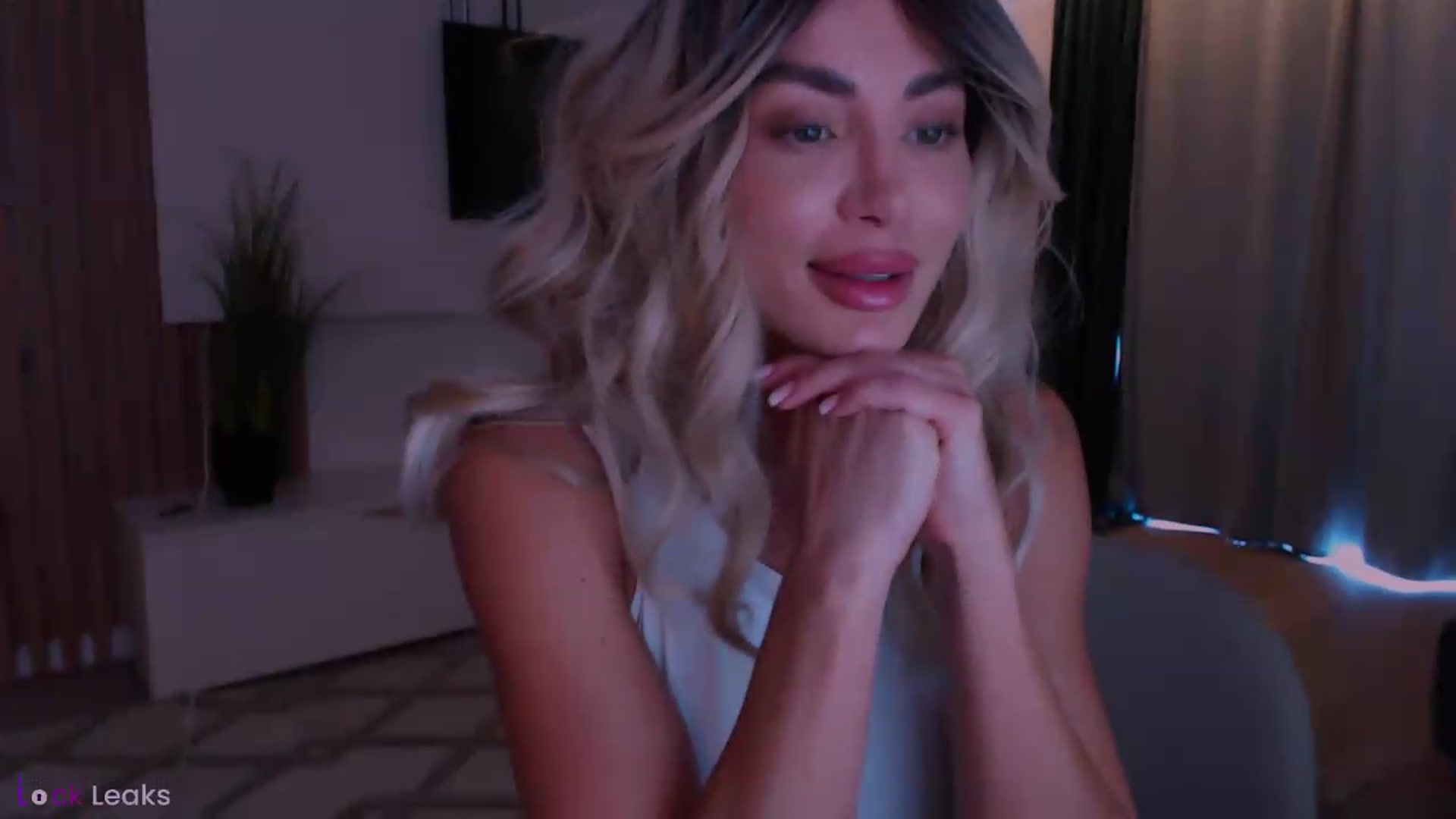 Gallery image thumbnail from Qu33n's myfreecams stream on, 06/13/2026, 11:23 image 4 of 20