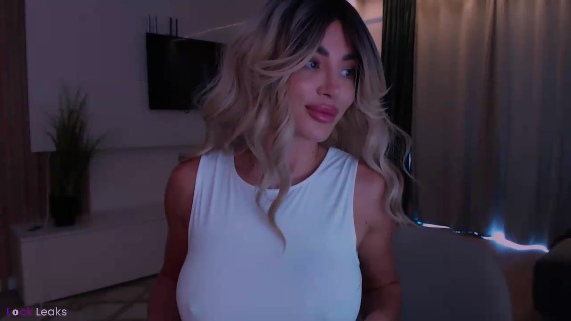 Gallery image thumbnail from Qu33n's myfreecams stream on, 06/13/2026, 11:23 image 5 of 20