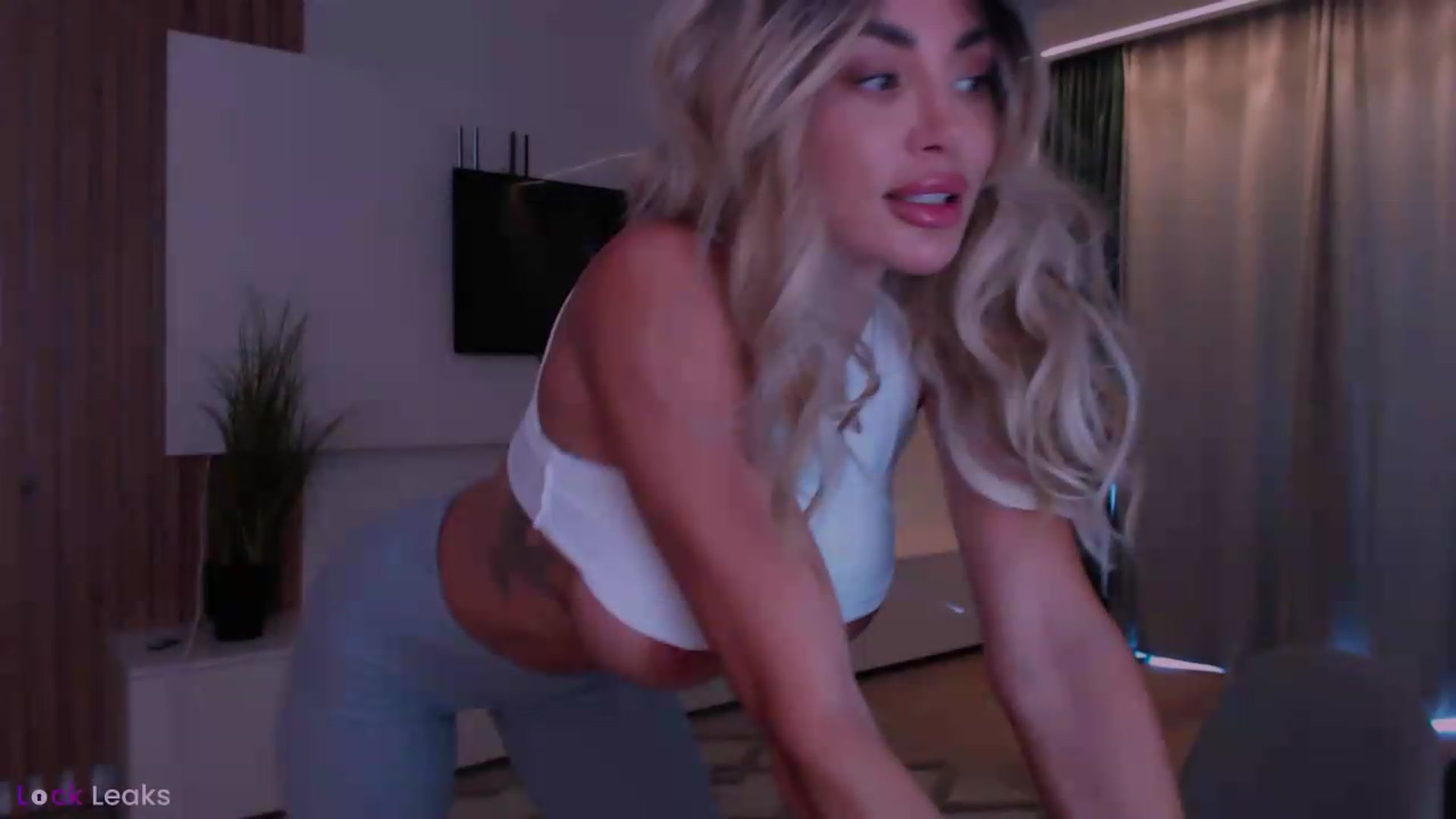 Gallery image thumbnail from Qu33n's myfreecams stream on, 06/13/2026, 11:23 image 12 of 20