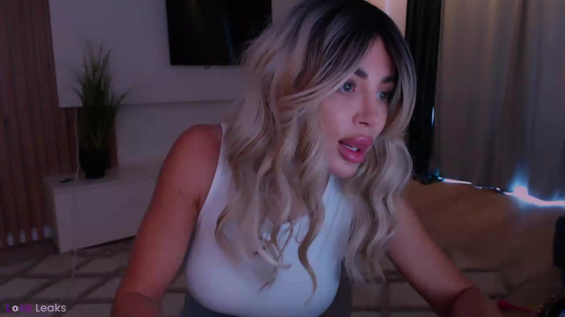 Gallery image thumbnail from Qu33n's myfreecams stream on, 06/13/2026, 11:23 image 8 of 20