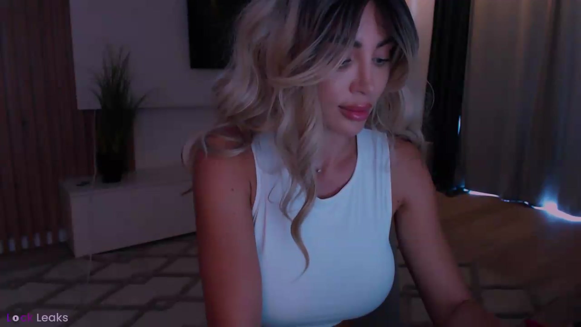 Gallery image thumbnail from Qu33n's myfreecams stream on, 06/13/2026, 11:23 image 11 of 20