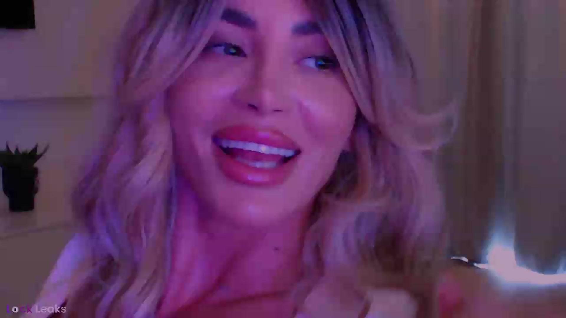 Gallery image thumbnail from Qu33n's myfreecams stream on, 06/13/2026, 11:23 image 17 of 20