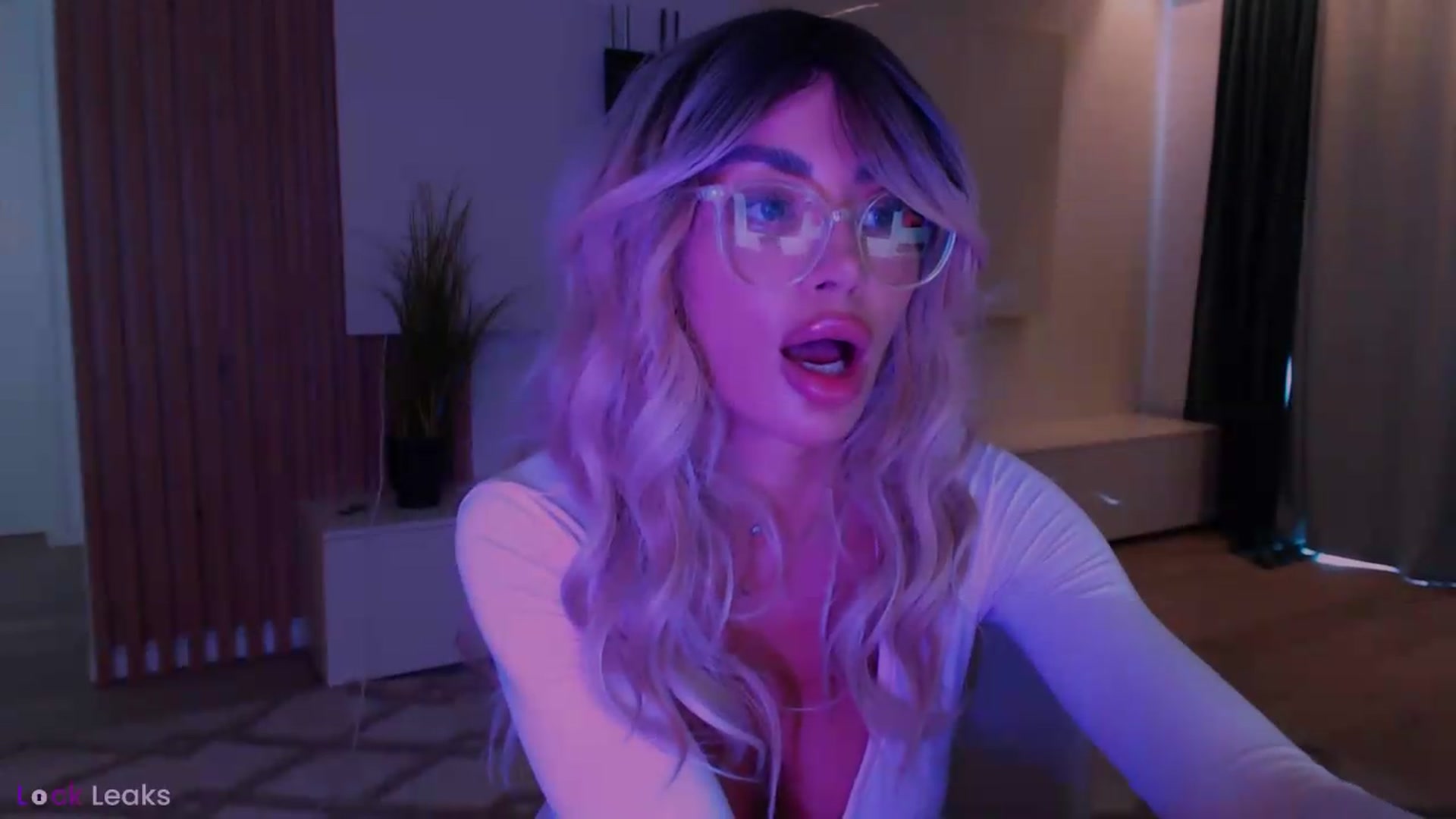 Gallery image thumbnail from Qu33n's myfreecams stream on, 06/13/2026, 11:23 image 19 of 20
