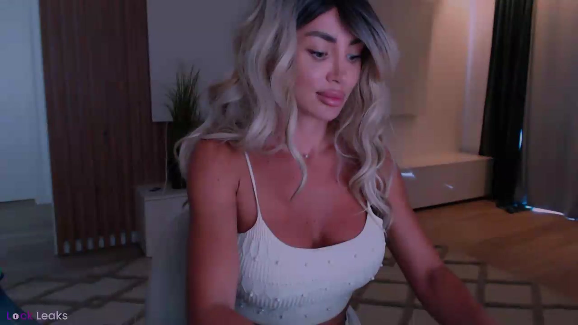 Gallery image thumbnail from Qu33n's myfreecams stream on, 06/27/2026, 10:35 image 6 of 20