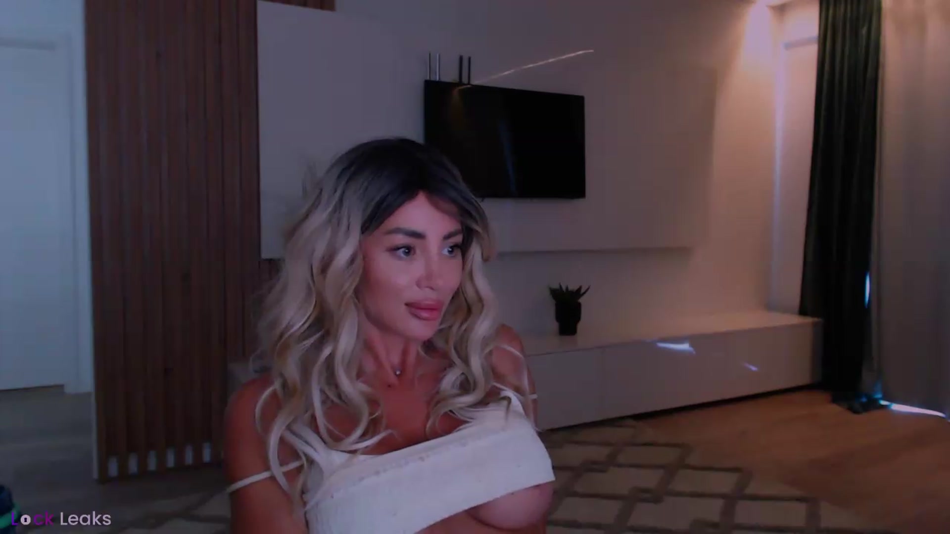 Gallery image thumbnail from Qu33n's myfreecams stream on, 06/27/2026, 10:35 image 9 of 20