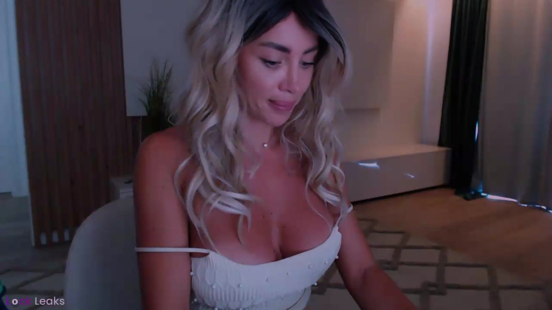 Gallery image thumbnail from Qu33n's myfreecams stream on, 06/27/2026, 10:35 image 16 of 20