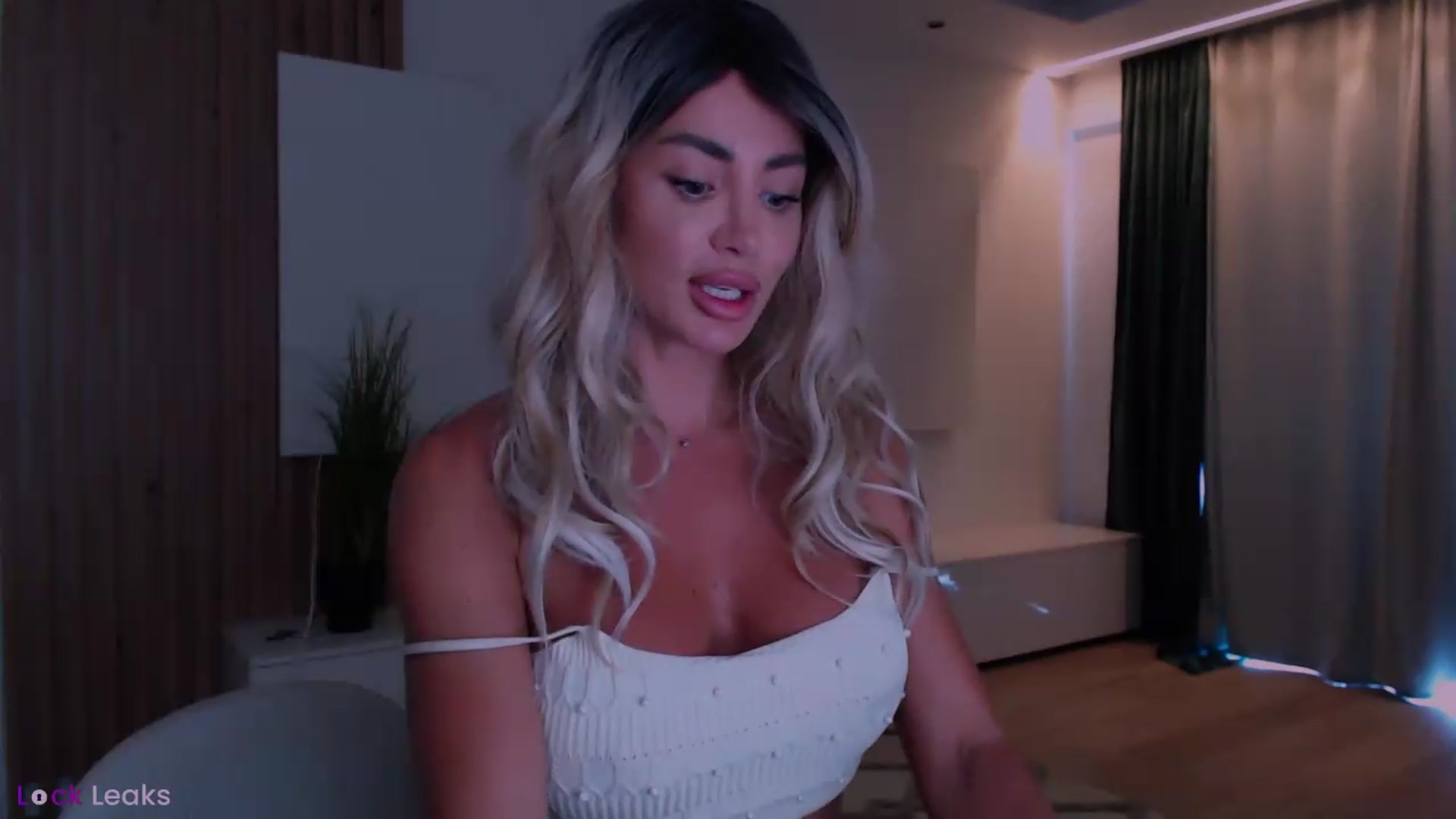 Gallery image thumbnail from Qu33n's myfreecams stream on, 06/27/2026, 10:35 image 13 of 20