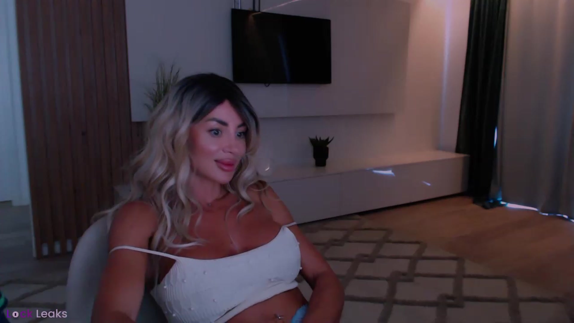 Gallery image thumbnail from Qu33n's myfreecams stream on, 06/27/2026, 10:35 image 15 of 20