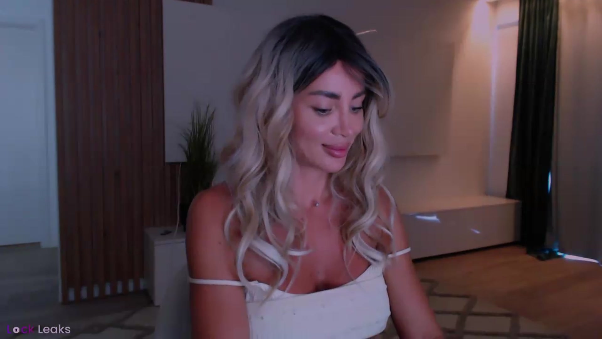 Gallery image thumbnail from Qu33n's myfreecams stream on, 06/27/2026, 10:35 image 10 of 20
