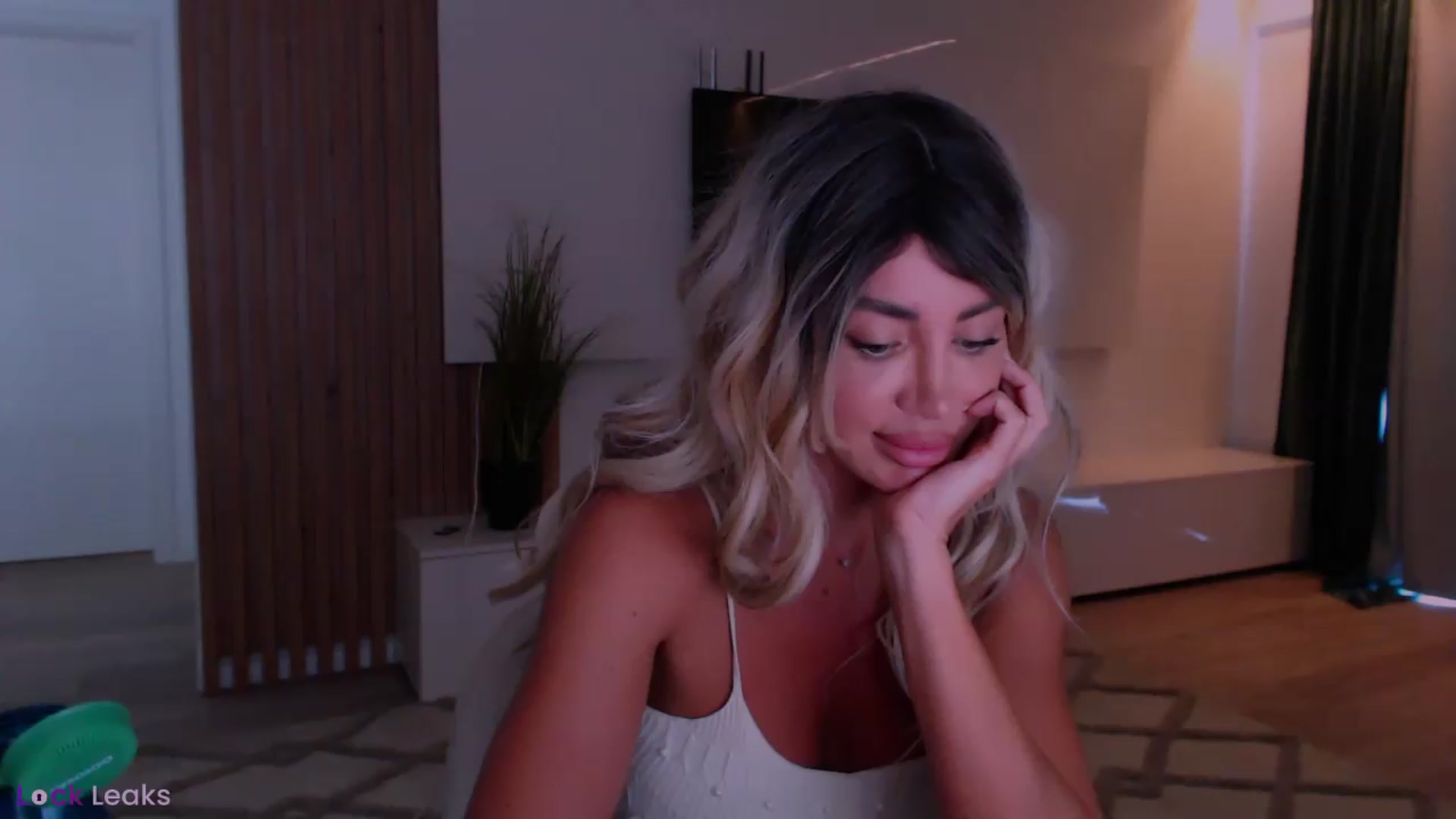 Gallery image thumbnail from Qu33n's myfreecams stream on, 06/27/2026, 10:35 image 3 of 20