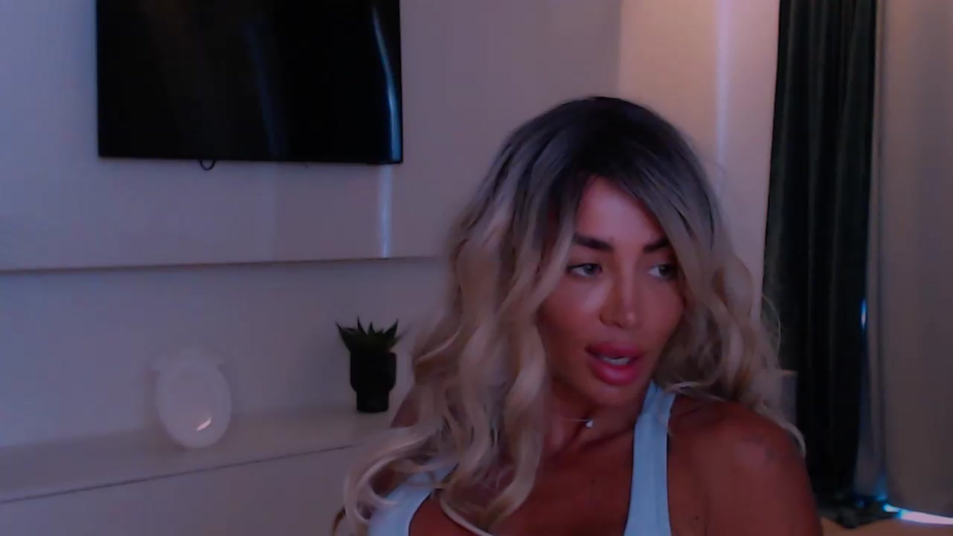 Gallery image thumbnail from Qu33n's myfreecams stream on, 09/05/2026, 08:35 image 18 of 20