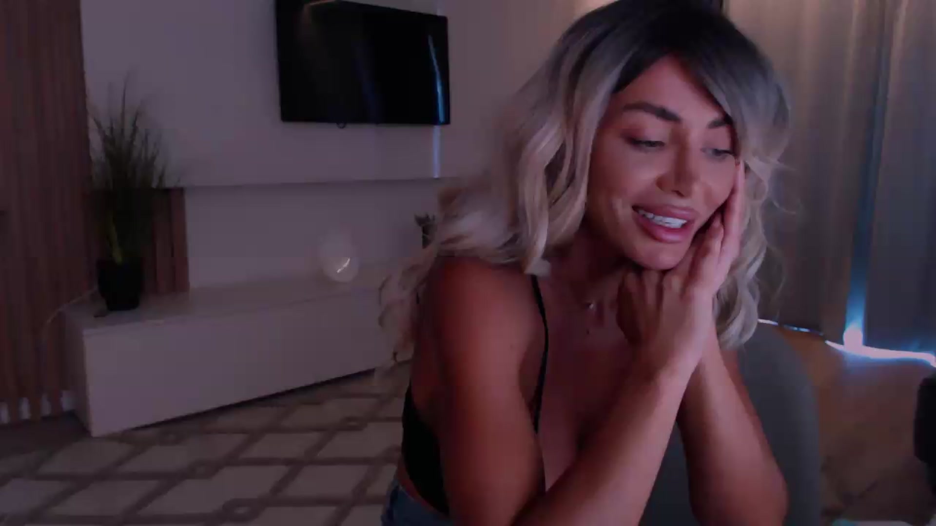 Gallery image thumbnail from Qu33n's myfreecams stream on, 09/06/2026, 08:56 image 17 of 20