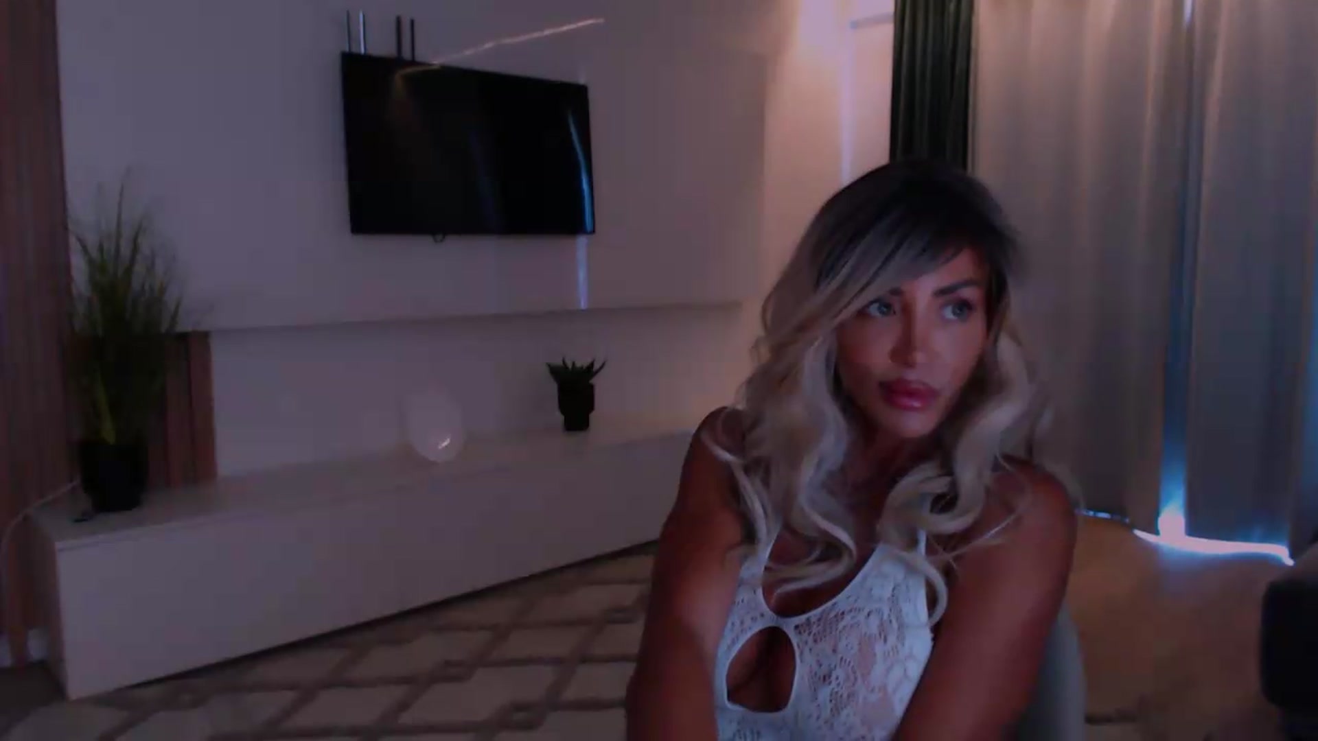 Gallery image thumbnail from Qu33n's myfreecams stream on, 09/07/2026, 08:31 image 4 of 20