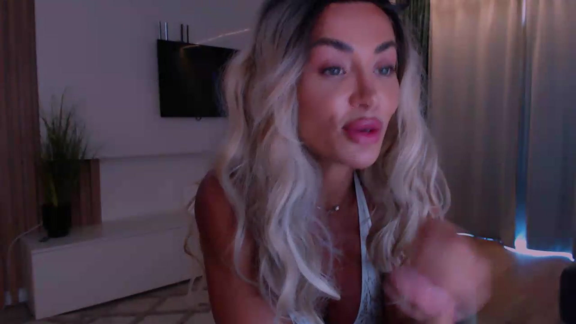 Gallery image thumbnail from Qu33n's myfreecams stream on, 09/07/2026, 09:21 image 3 of 20