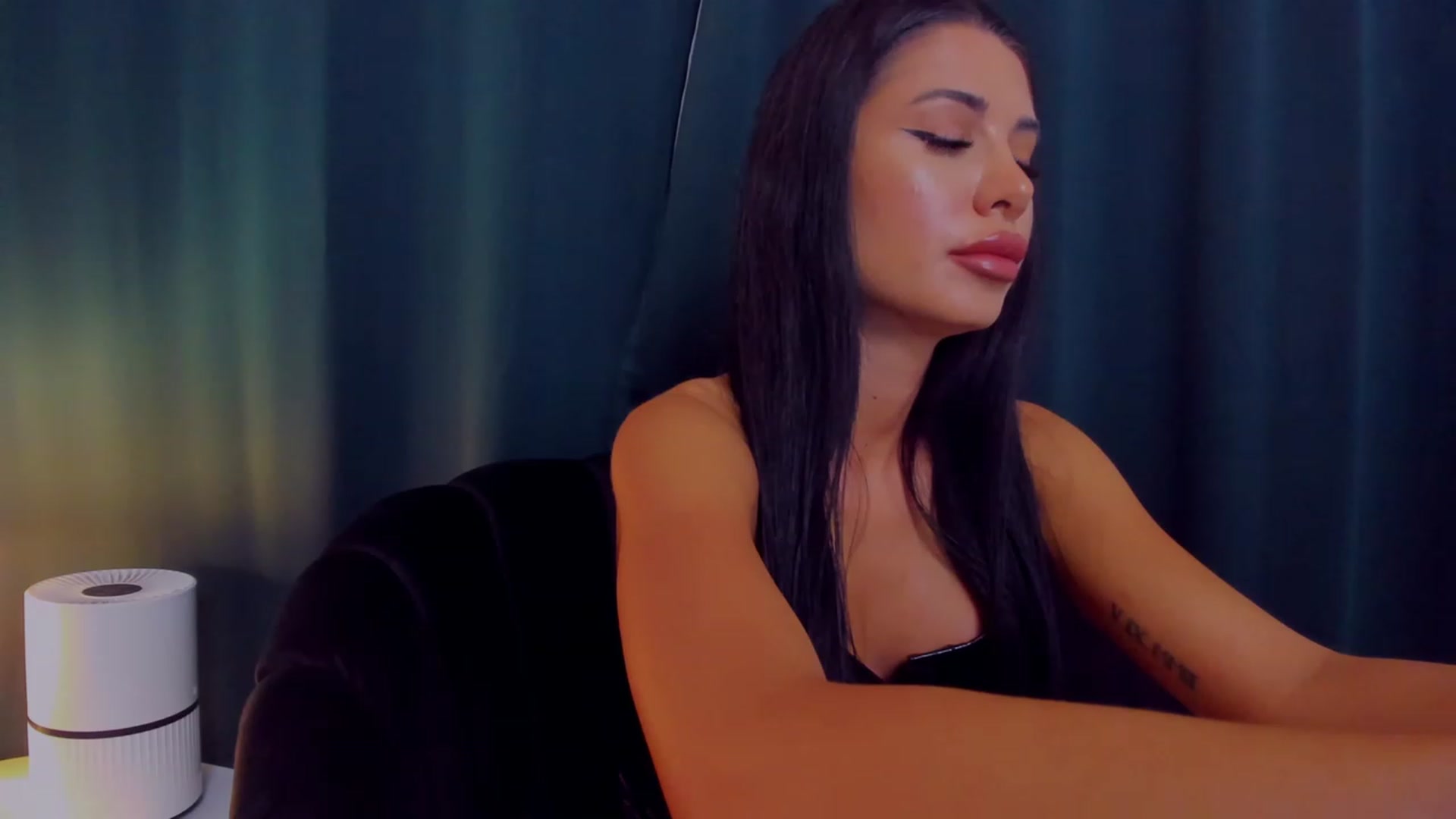 Gallery image thumbnail from QueenANNYA's myfreecams stream on, 06/13/2023, 16:06 image 14 of 20