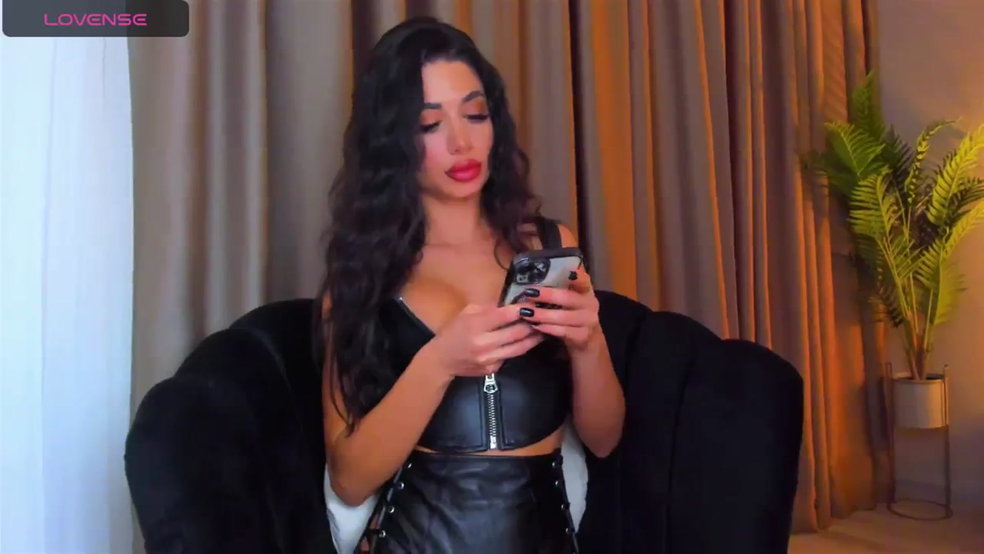 Gallery image thumbnail from QueenANNYA's myfreecams stream on, 04/01/2024, 15:39 image 12 of 20