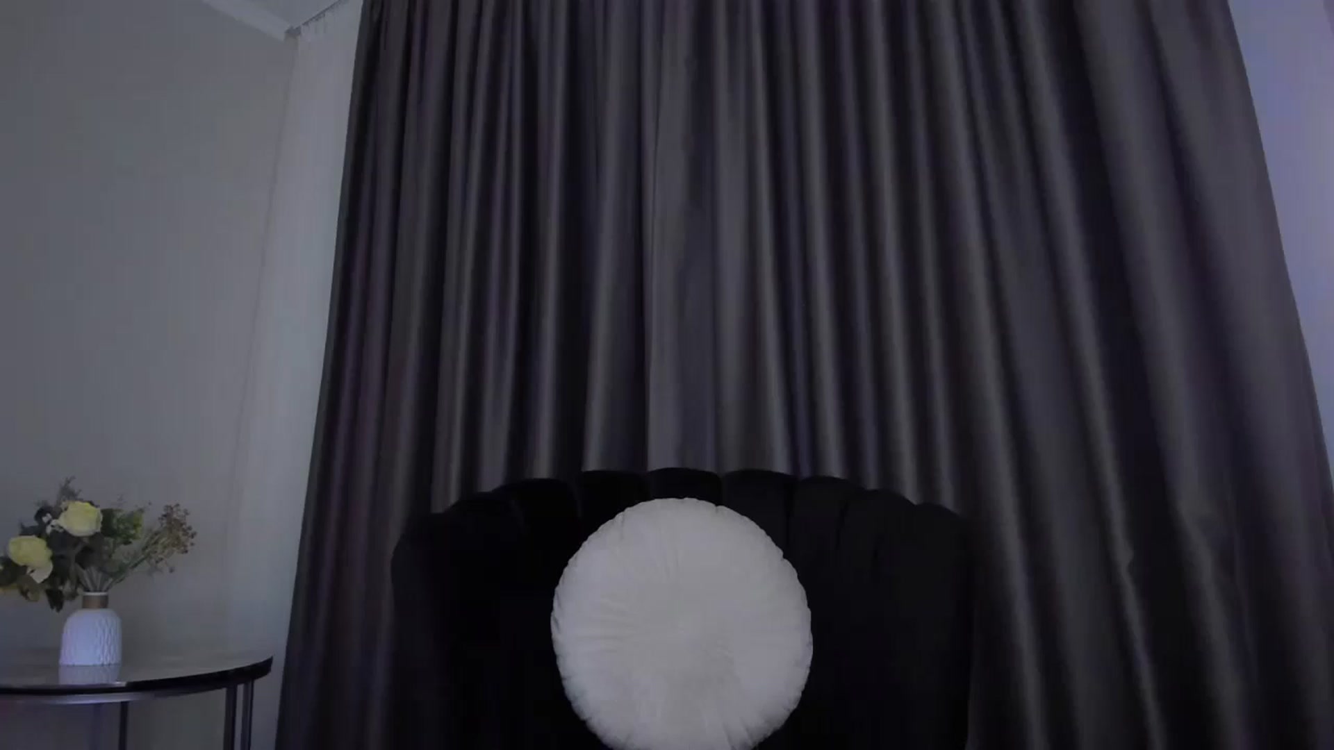 Gallery image thumbnail from QueenANNYA's myfreecams stream on, 06/06/2024, 18:36 image 7 of 20
