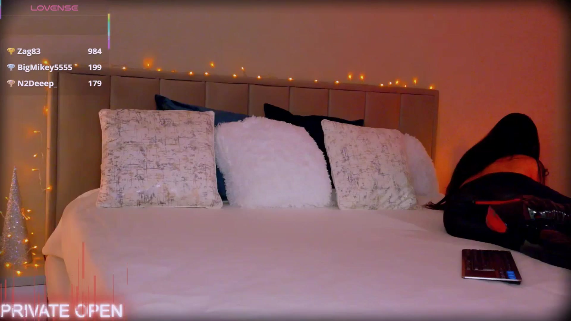 Gallery image thumbnail from QueenANNYA's myfreecams stream on, 12/19/2025, 20:26 image 4 of 20