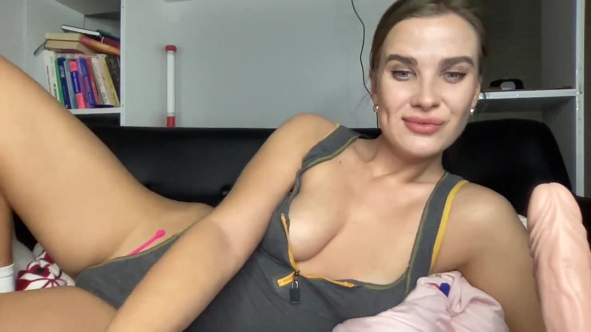 Gallery image thumbnail from QueenBlonde69's myfreecams stream on, 11/25/2024, 20:17 image 10 of 20
