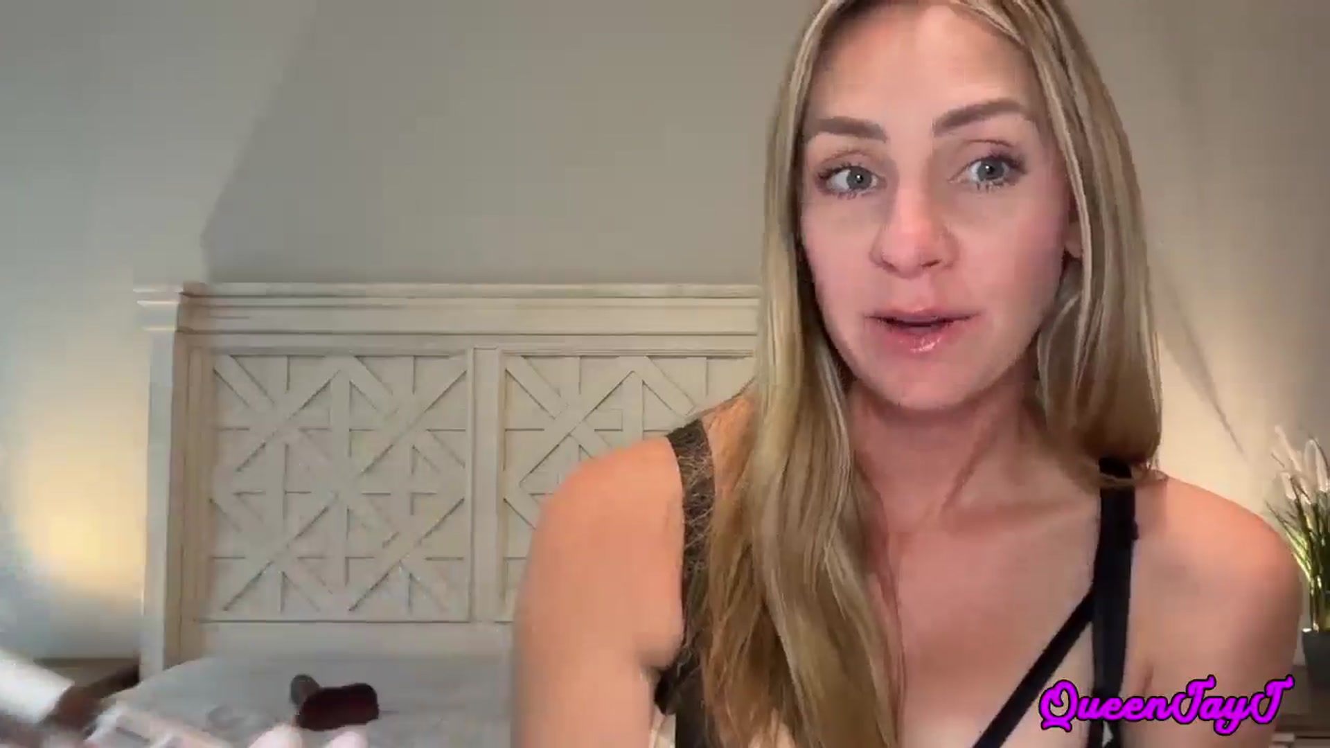 Gallery image thumbnail from QueenJayJ's myfreecams stream on, 06/03/2025, 19:39 image 18 of 20