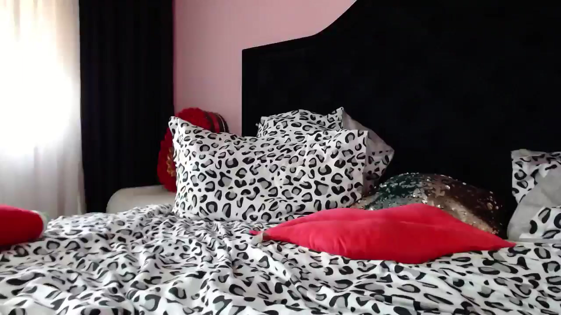 Gallery image thumbnail from QueenKendal's myfreecams stream on, 05/12/2024, 14:29 image 8 of 20
