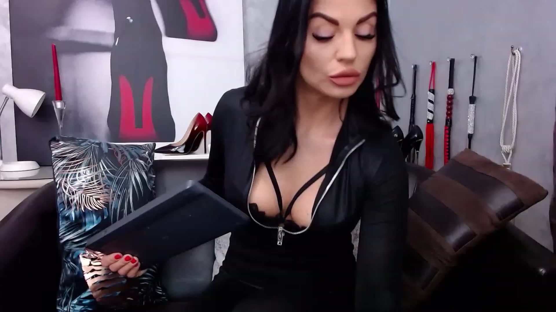Gallery image thumbnail from QueenLoraa's myfreecams stream on, 03/26/2023, 11:28 image 8 of 20