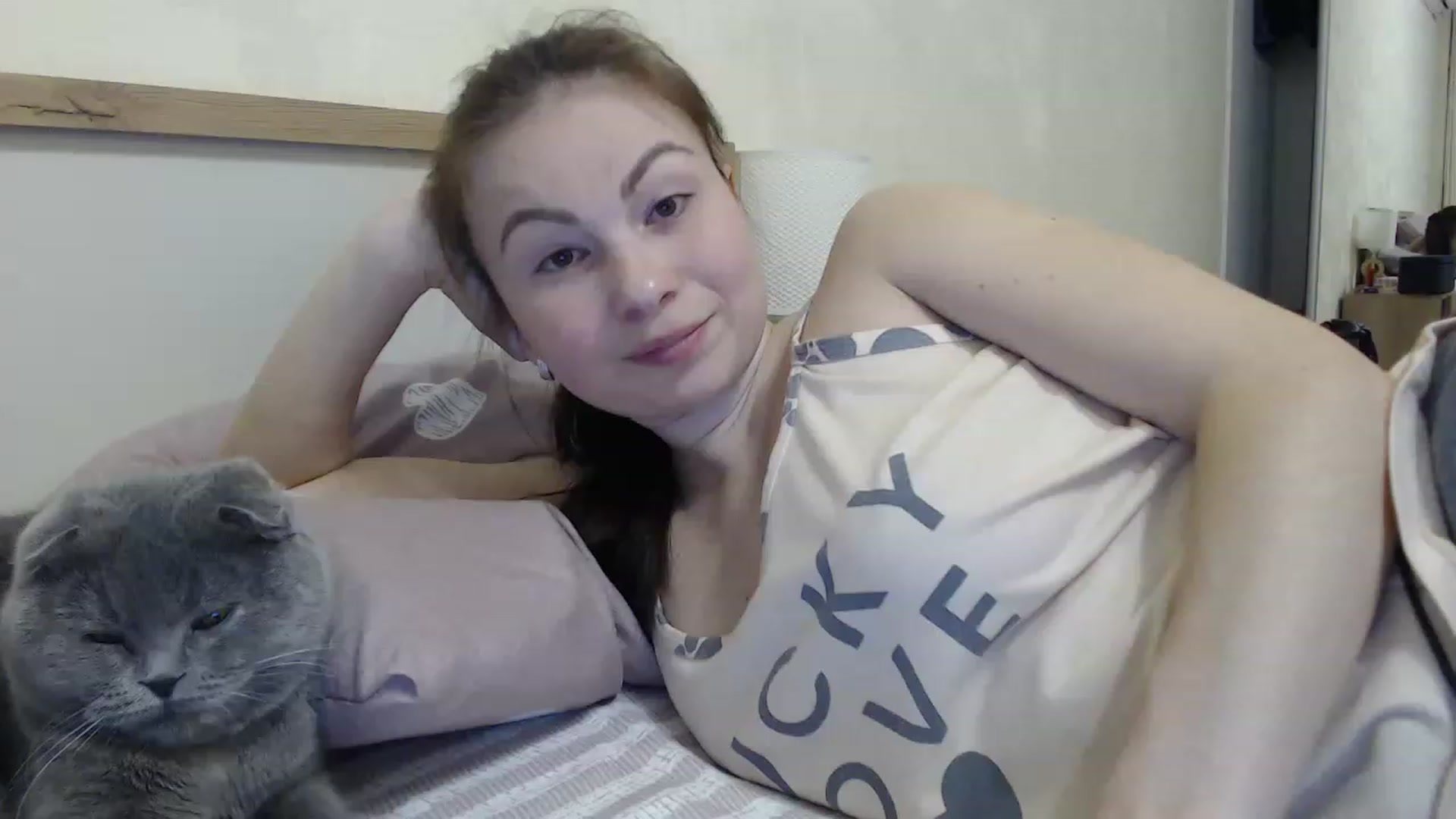 Gallery image thumbnail from QueenSmile's myfreecams stream on, 04/01/2023, 18:31 image 15 of 20