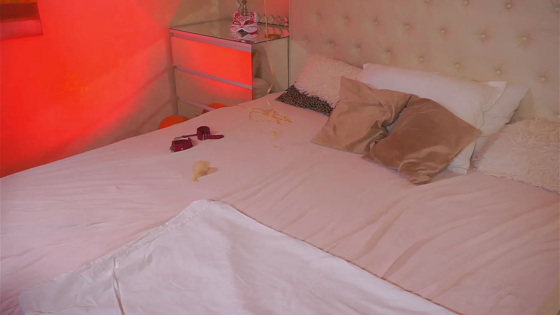 Gallery image thumbnail from Queen_BeeX's myfreecams stream on, 02/25/2023, 14:29 image 13 of 20