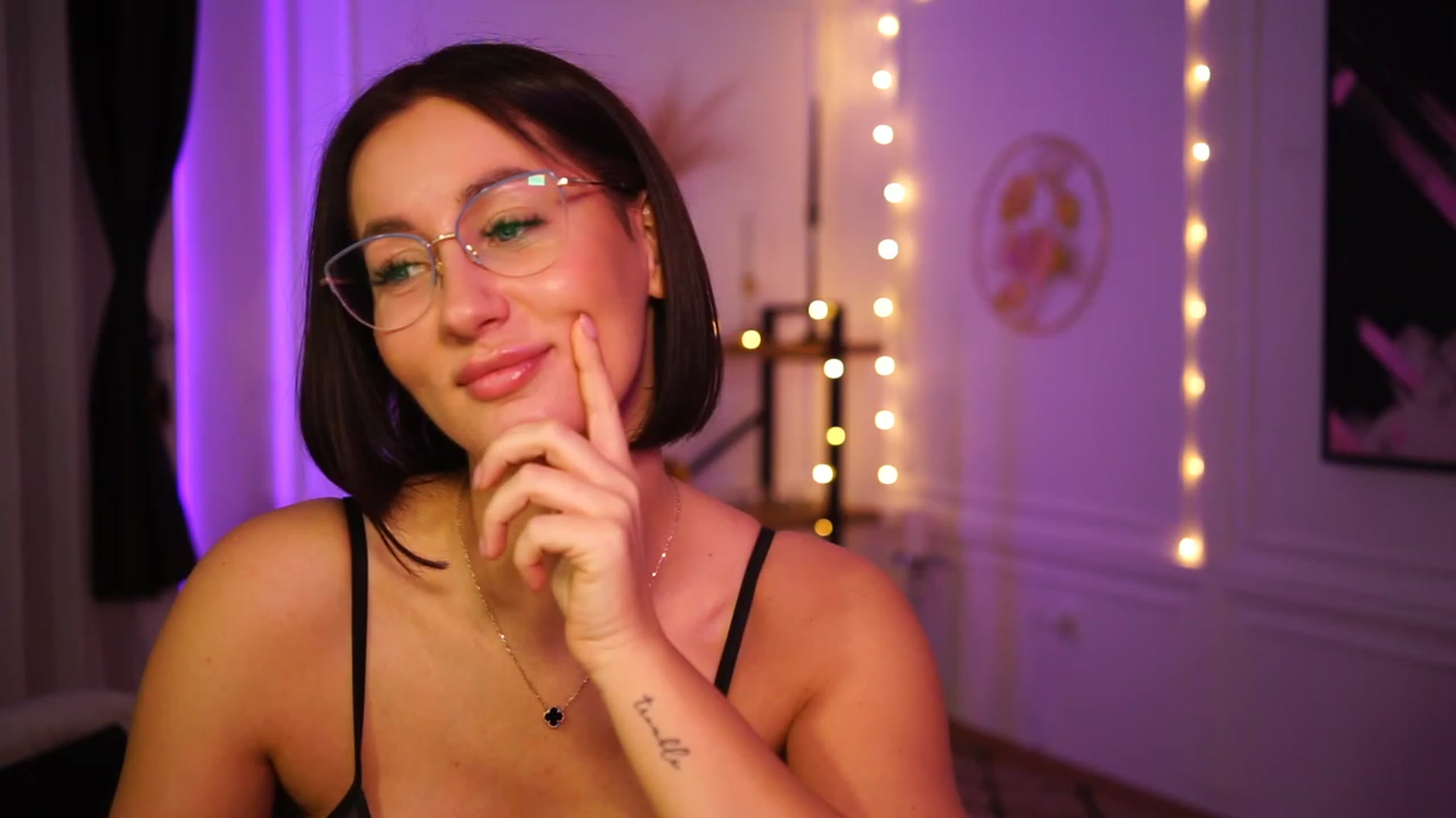 Gallery image thumbnail from Queen_Dasha's myfreecams stream on, 03/19/2023, 23:38 image 10 of 20