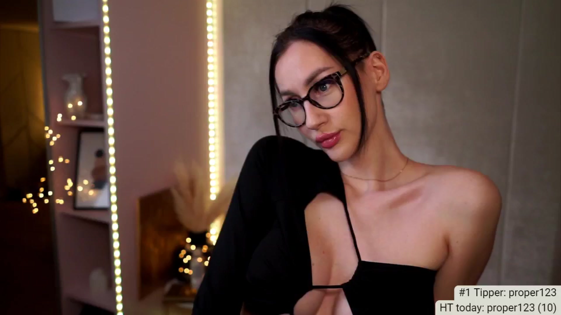 Gallery image thumbnail from Queen_Dasha's myfreecams stream on, 04/25/2024, 19:54 image 3 of 20